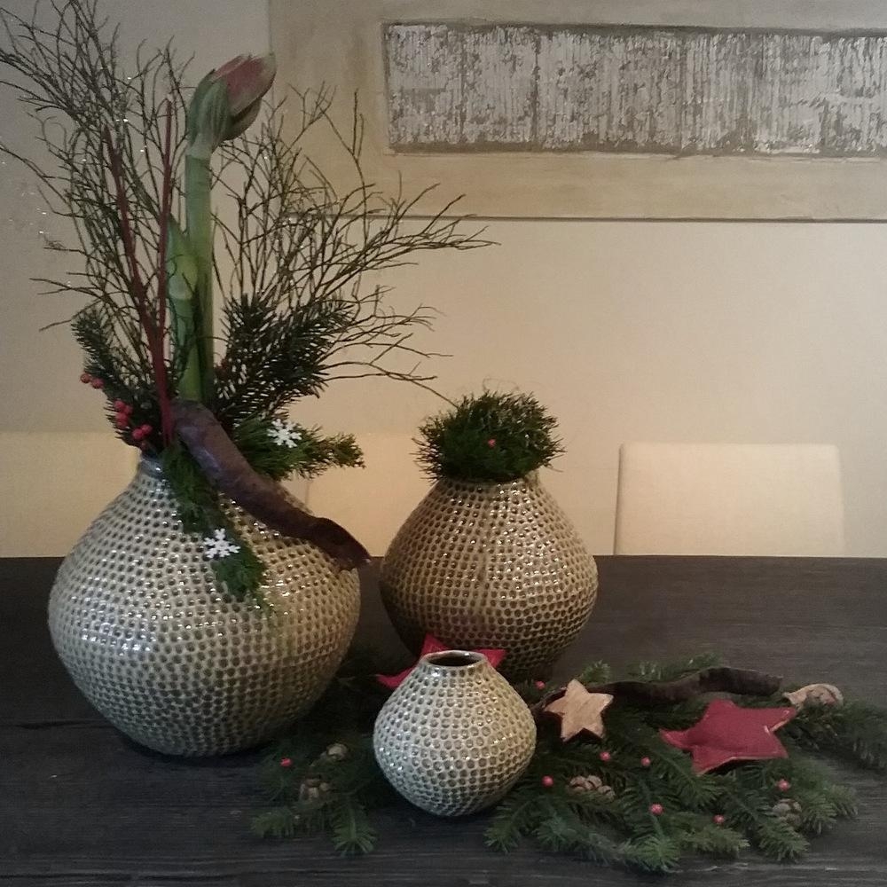 #Advent #Advent #weihnachtliche #Tischdeko mit #Keramikvasen von #Broste #Amarillis #Tannengrün #Stern #azonearthouse