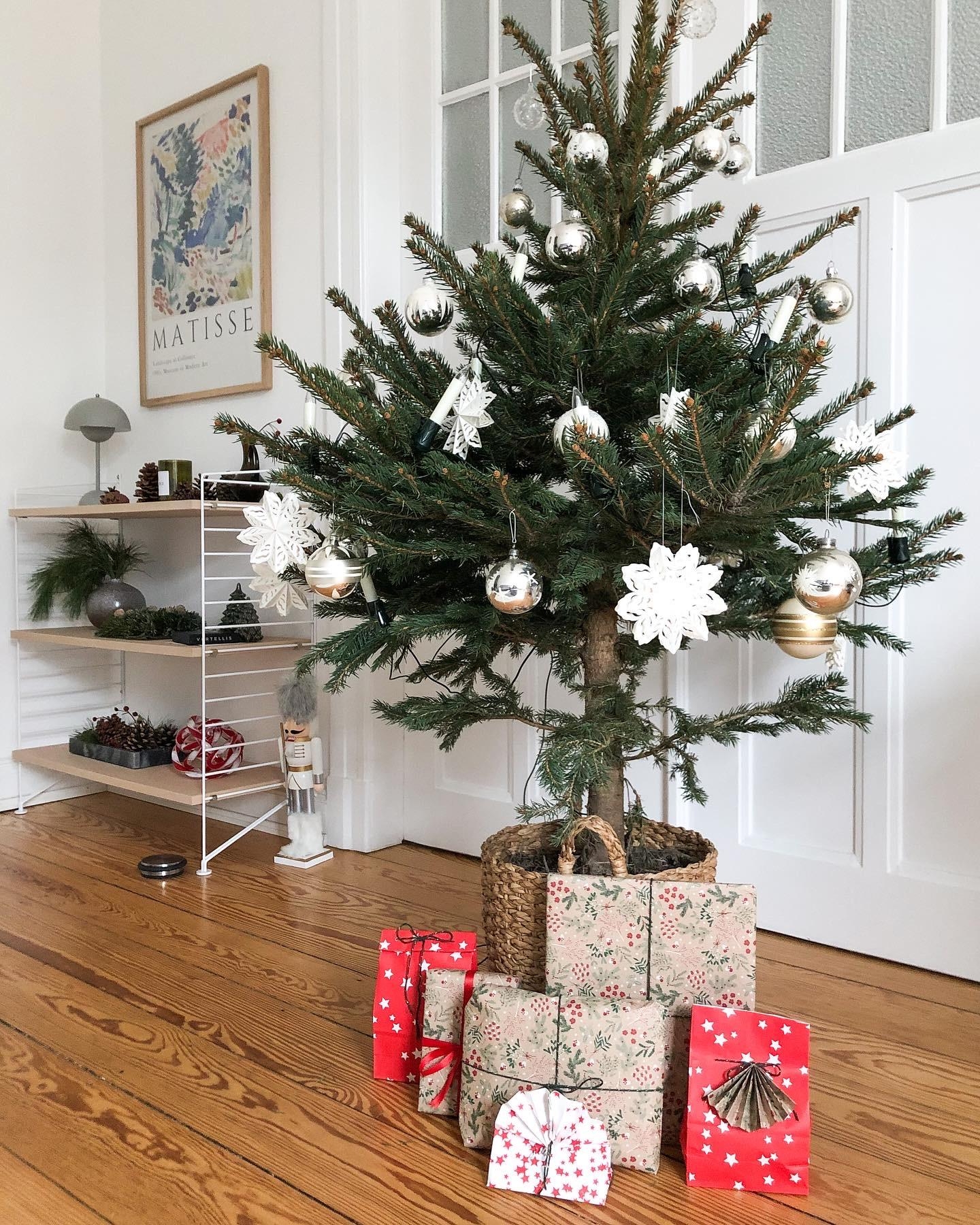 #advent #weihnachten #tannenbaum #christbaum #weihnachtsdeko #dekoration #wohnzimmer #stringfurniture #midcenturydesign