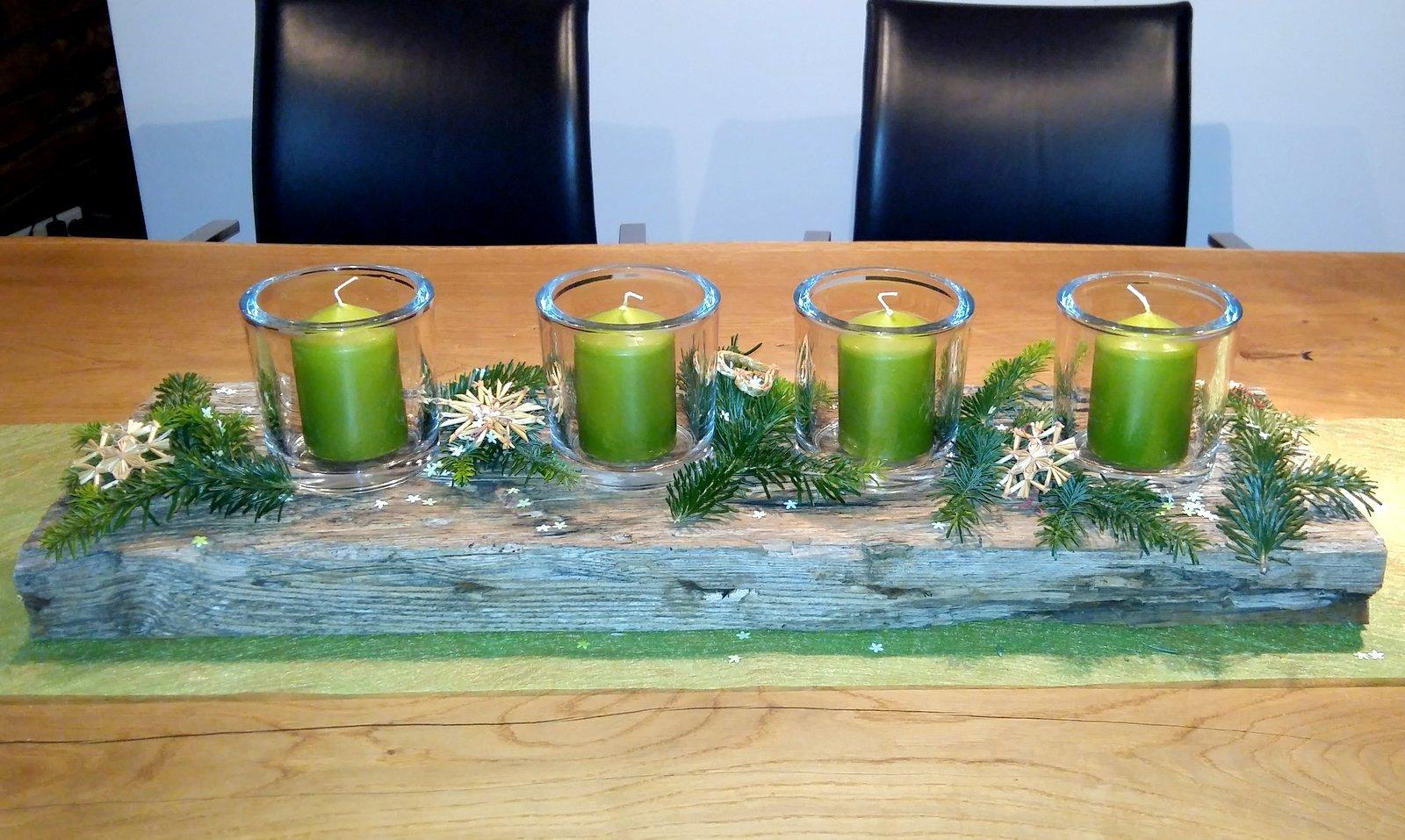 #Adventgesteck schlicht und einfach.
4 Gläser mit Kerze auf einem alten Holzbrett.