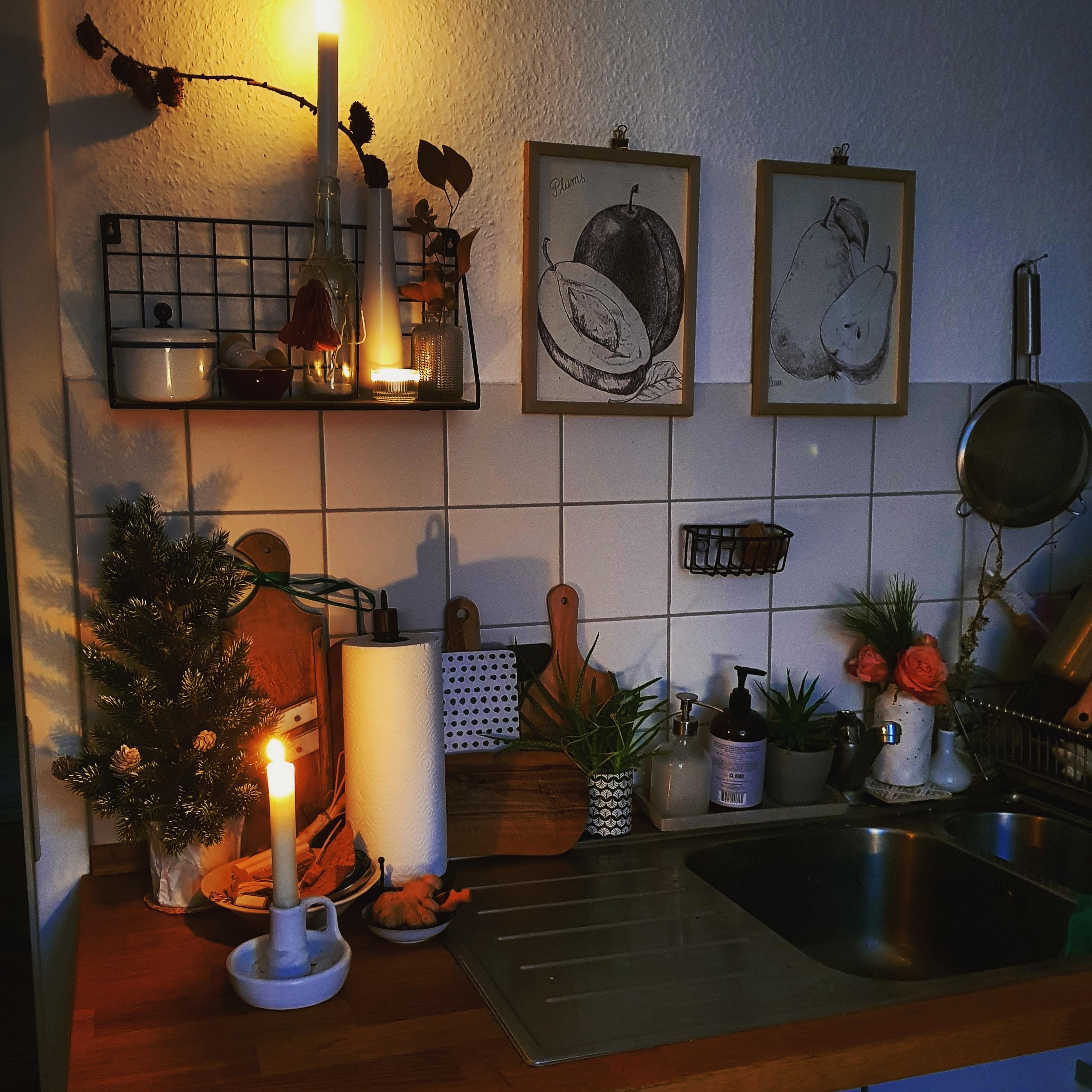 Adventliche Abendstimmung in der #Küche ☆ 
#adventsdeko #natur #kerzen #adventsküche 