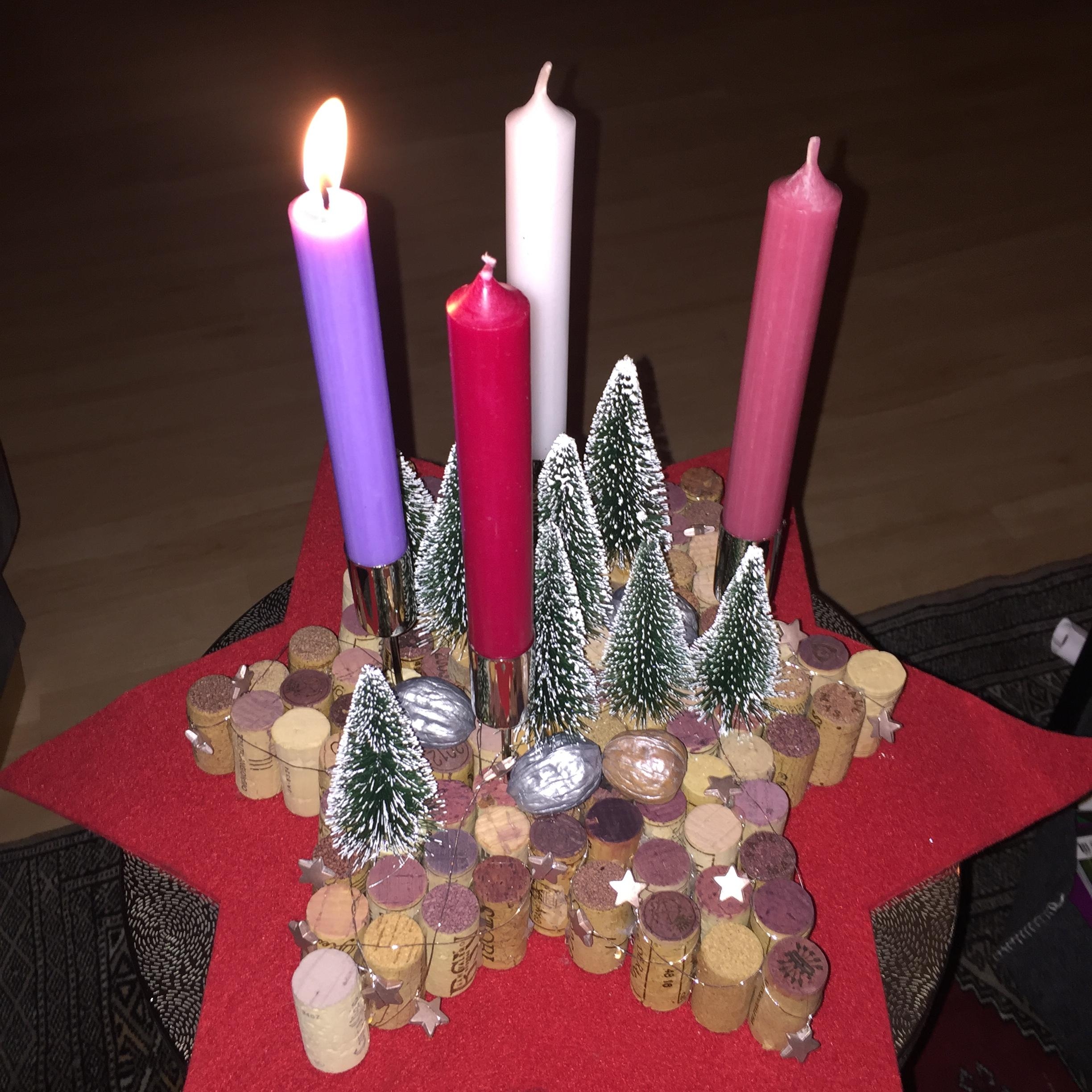 Adventskranz aus Weinkorken.
.
.
.
#DIY #neuhier #weihnachtsdekoration #livingroom #advent