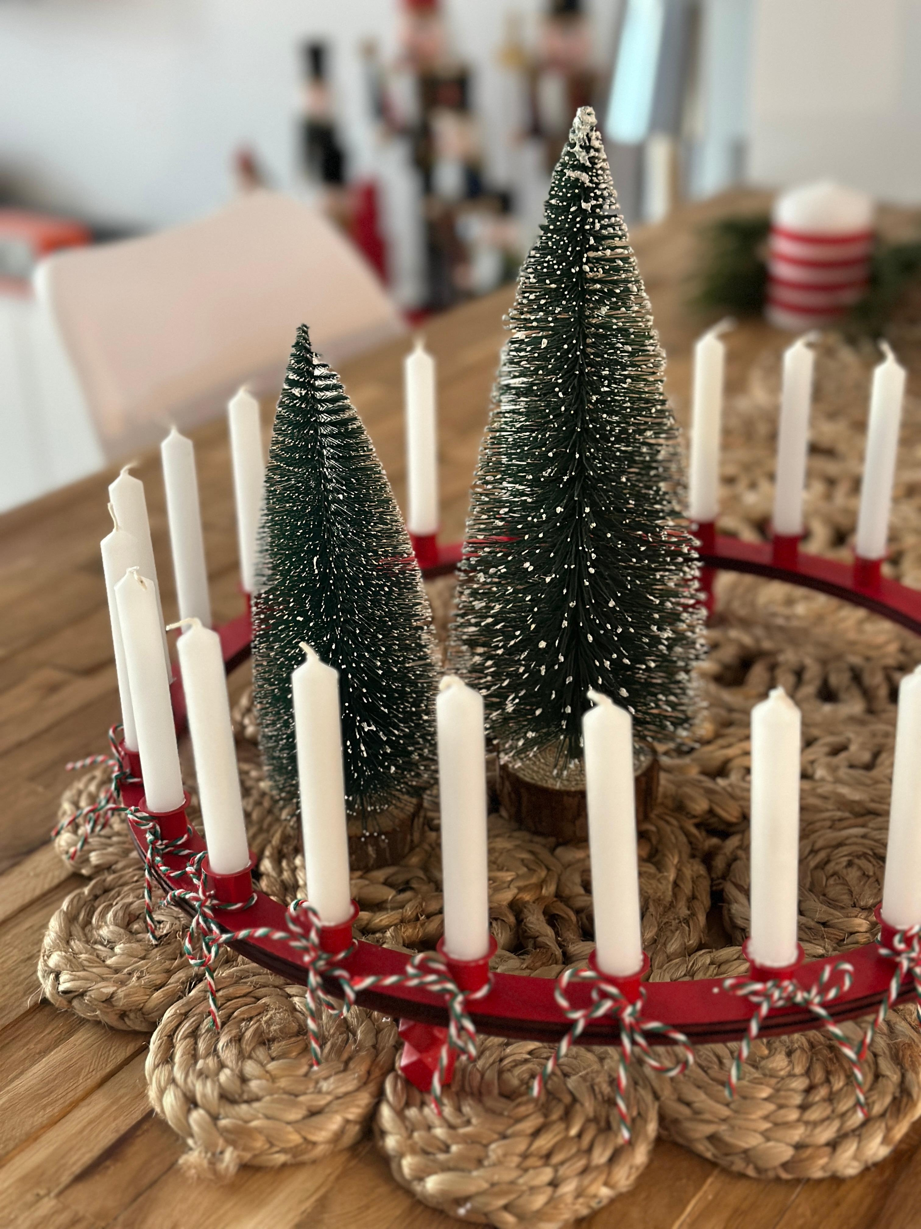 #adventskranz #diy #kerzenkranz #kerzen #kranz #rot #wohnzimmer #onthetable #esstisch #weihnachten #weihnachtsdeko #schleifen