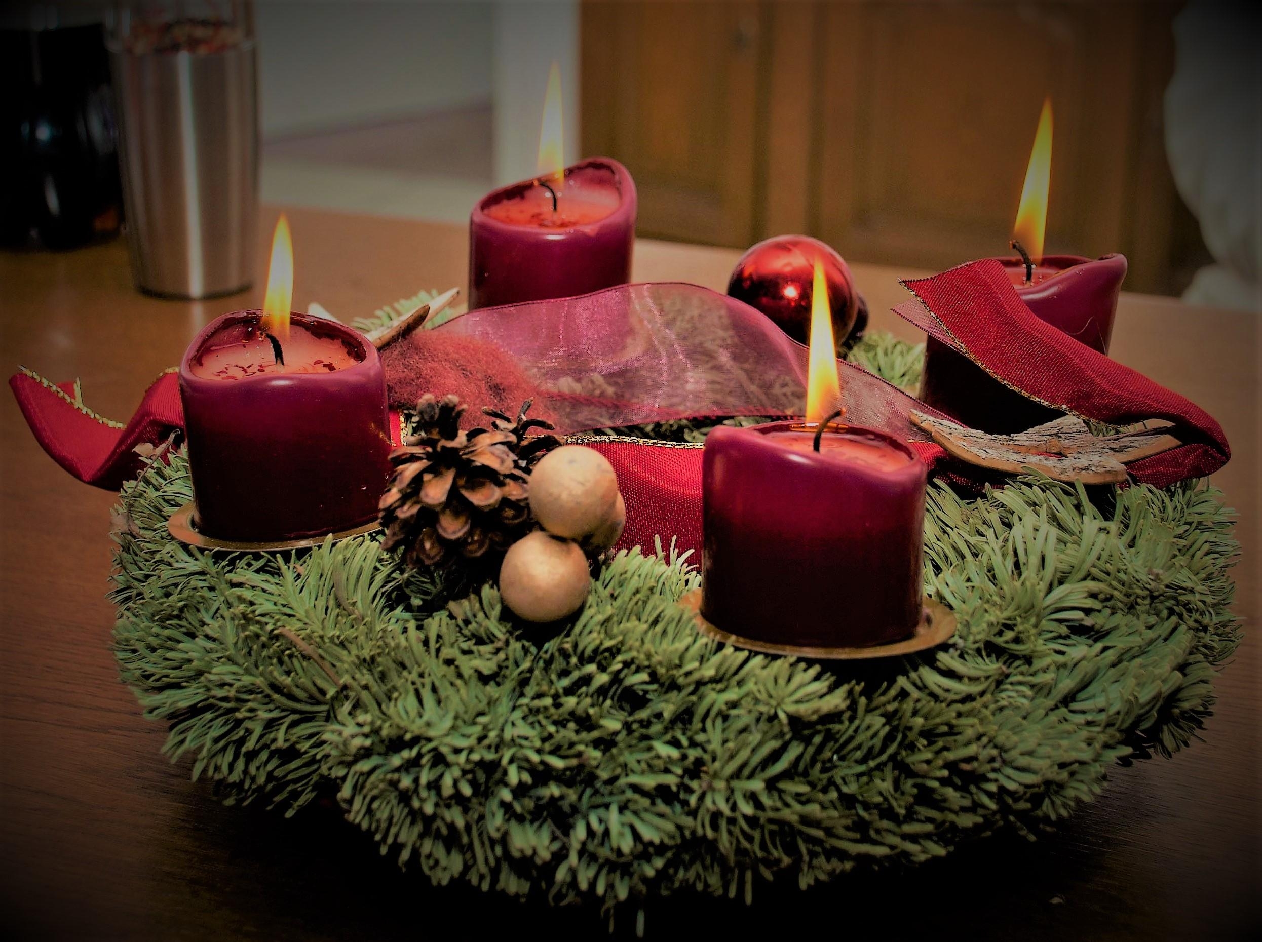 #adventskranz #kerzen
Wir machen am 1. Advent immer alle 4 Kerzen an, damit sie gleichmäßig runterbrennen können :)