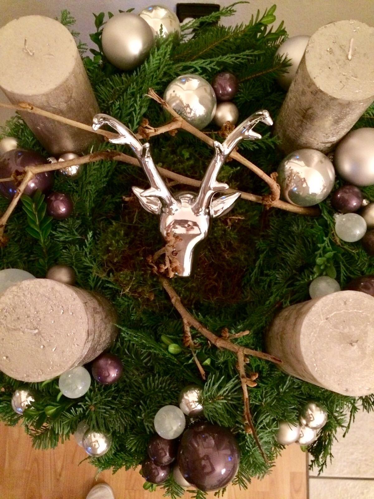 Adventskranz mit Hirschdeko #hirschgeweih #weihnachtsdeko ©carina