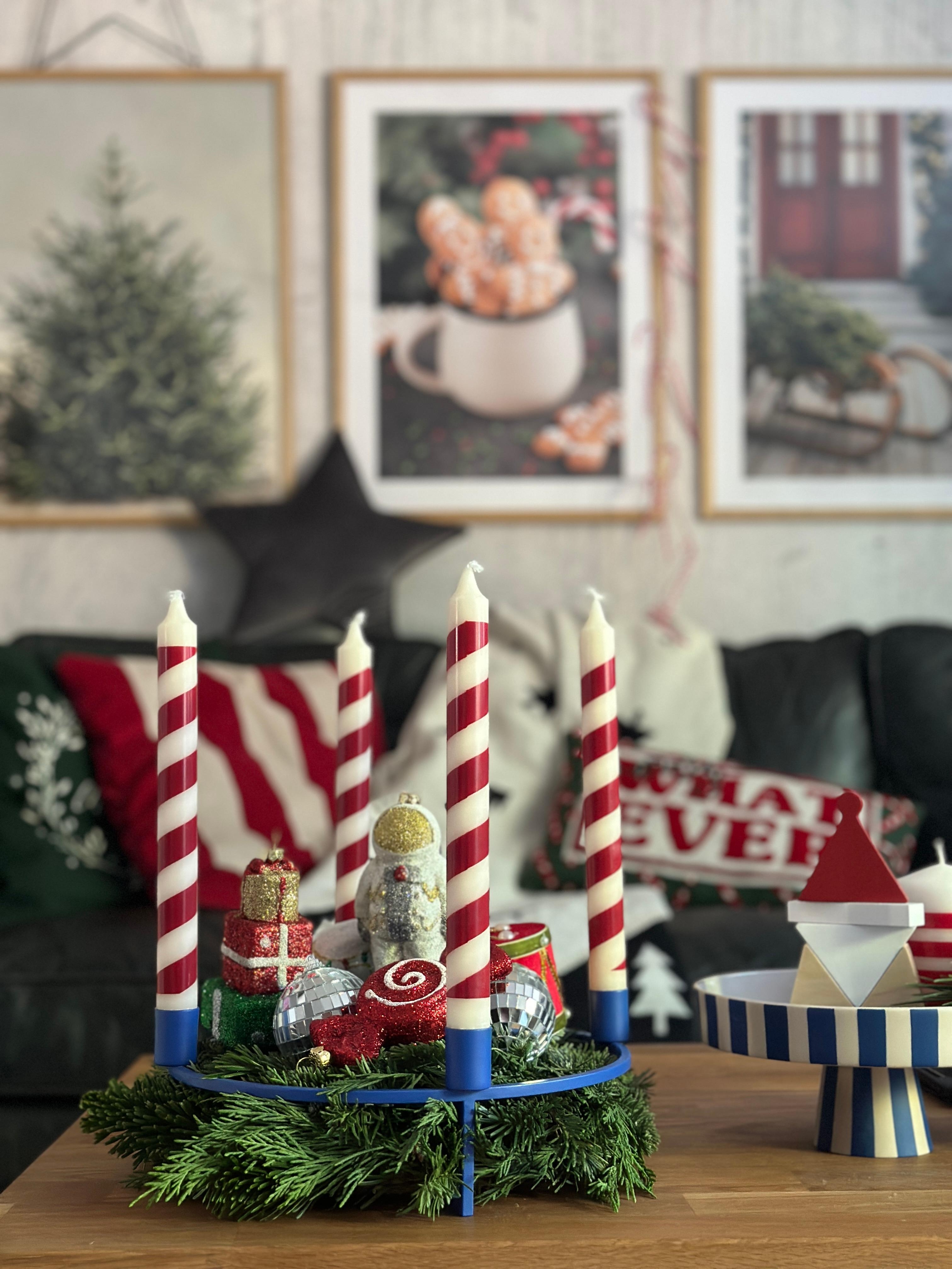 #adventskranz #rot #zuckerstangen #kerzen #candycane #blau #streifen #wohnzimmer #aufdemtisch #deko #dekoideen #weihnachtsdeko #advent #poster #couch #glitzer