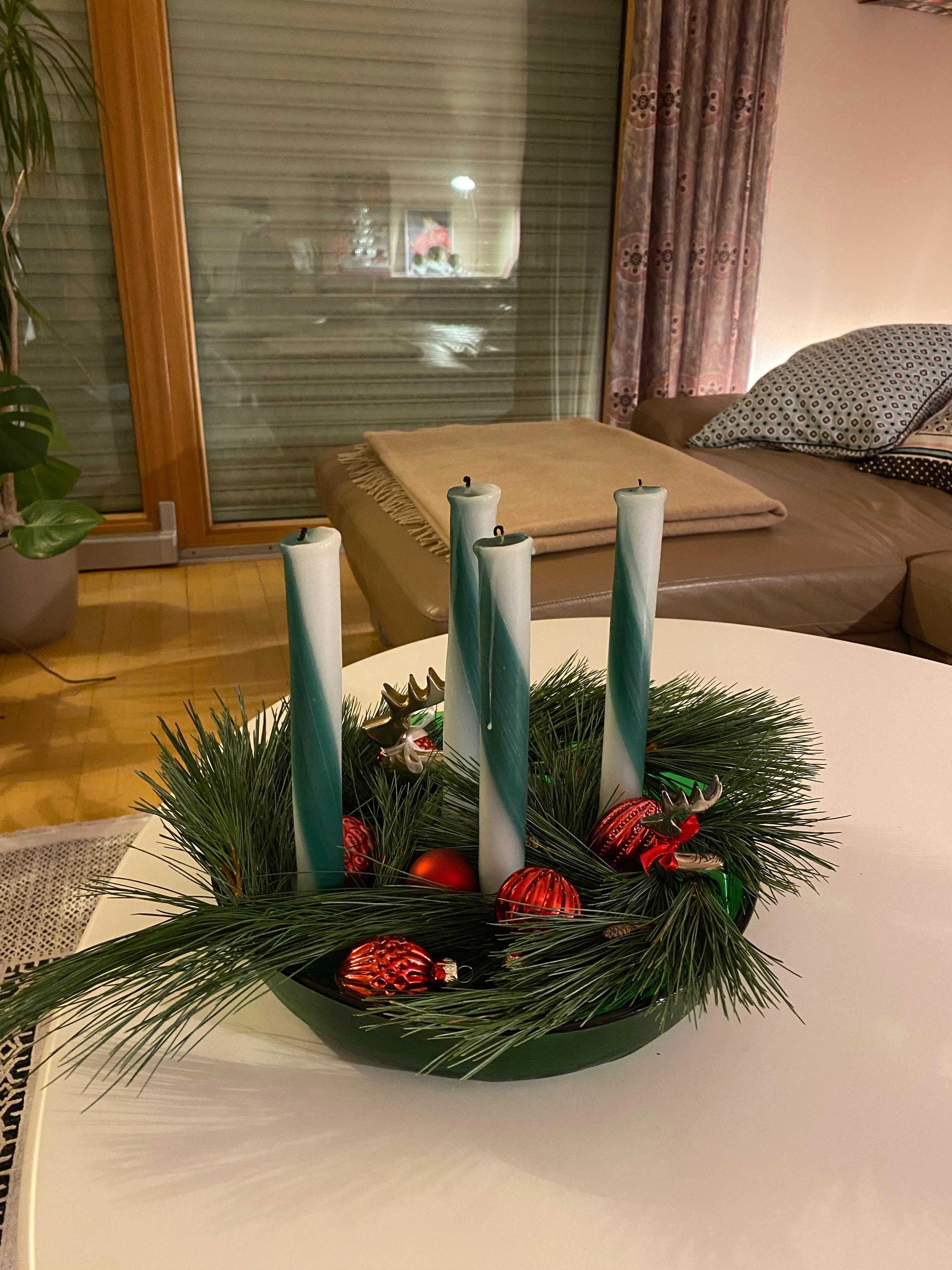 #Adventskranz#Fichte#rote Kugeln 