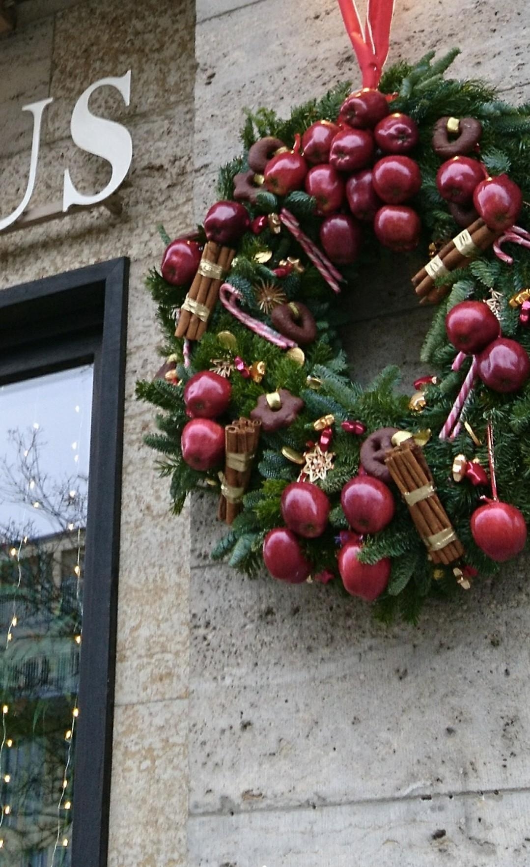 Äpfel, Nuss und Mandelkern essen wir doch alle gern 😊🍎🌰

#Weihnachtsdeko with #FreshFood
