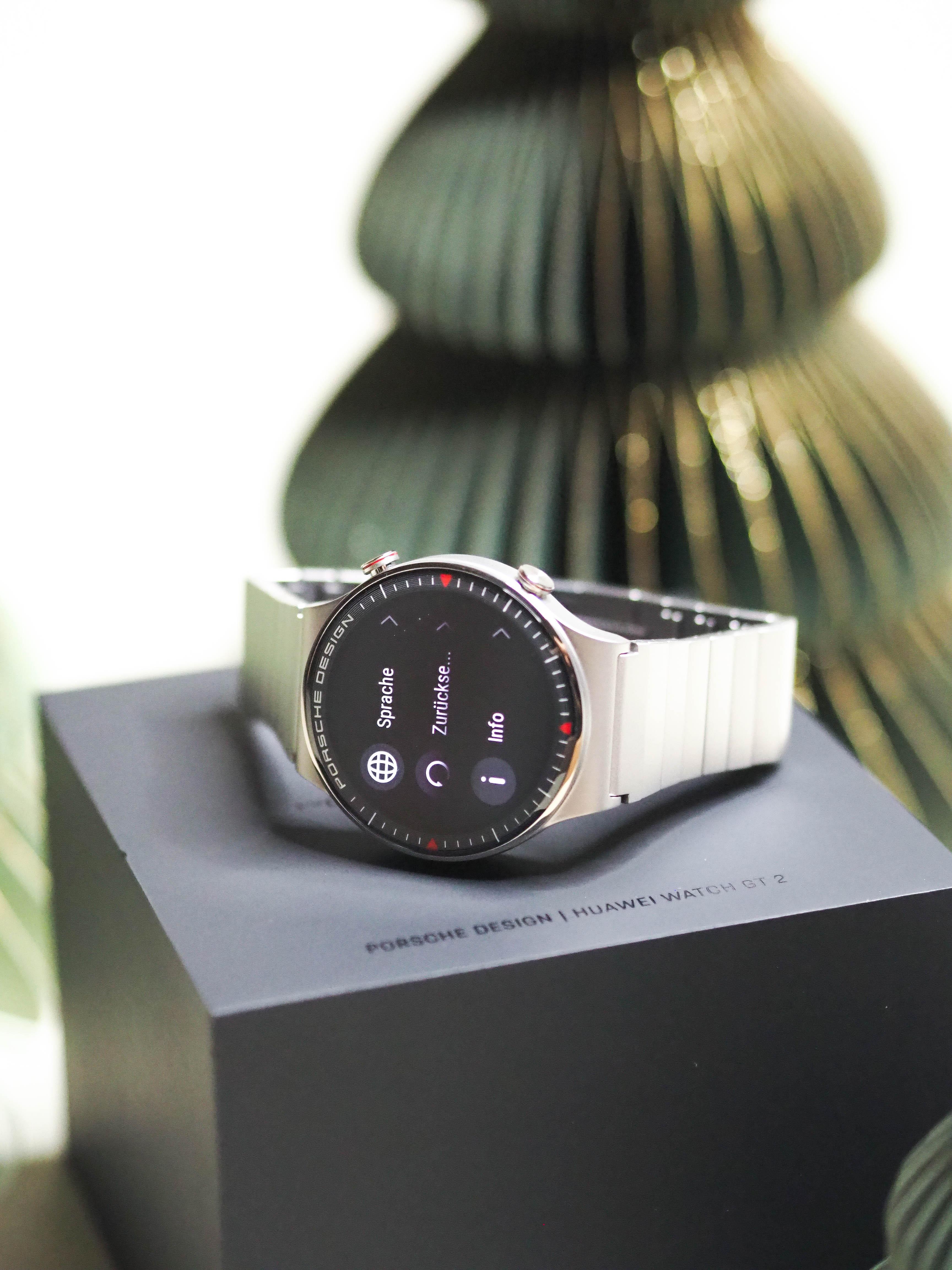 Aktiver Alleskönner: Die #PorscheDesign X #Huawei Watch GT 2 ist eine smarte Unterstützung im Alltag. #geschenkideen 