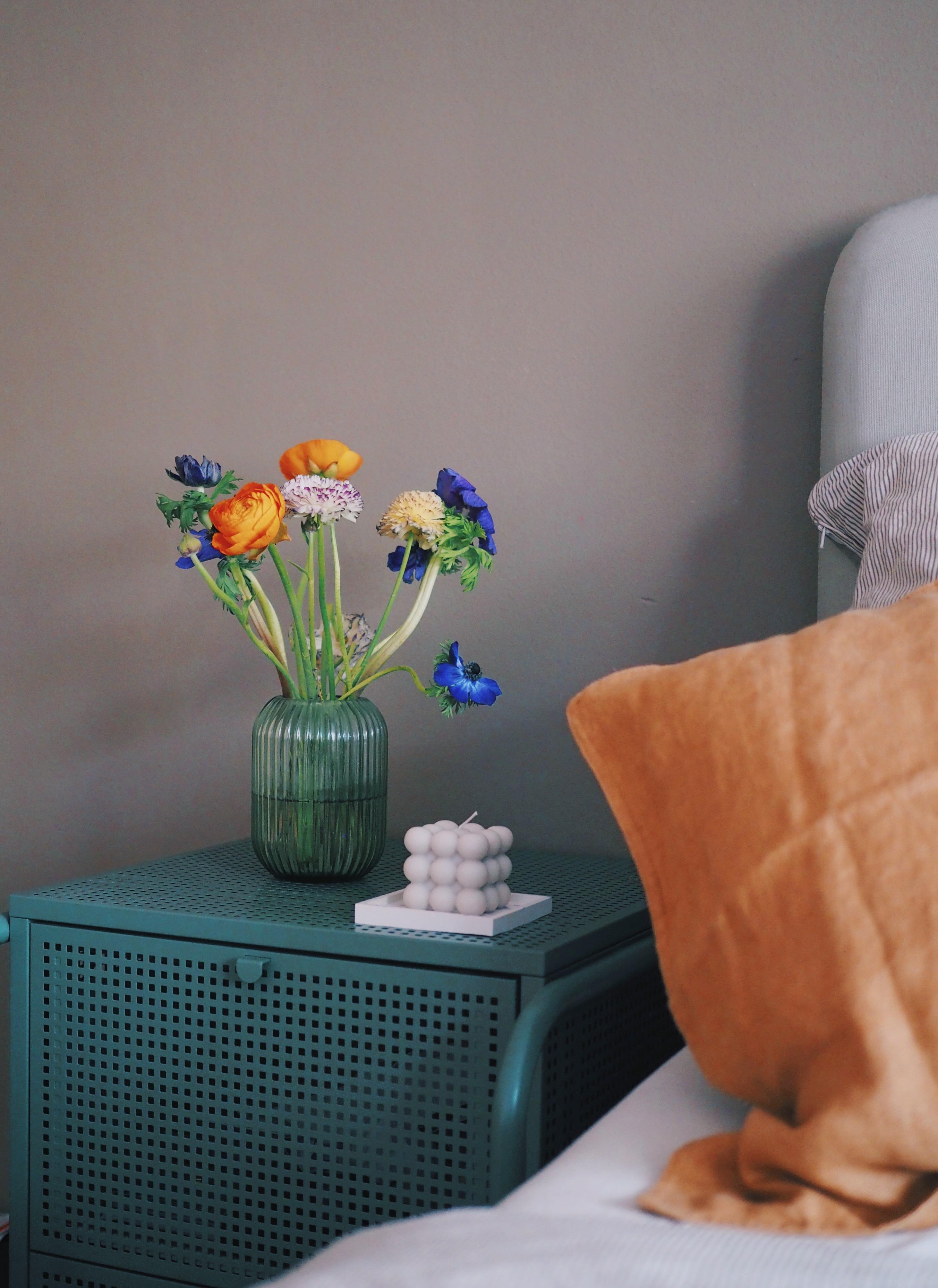 Aktueller Colour Crush: 💜+🧡  
#couchstyle #freshflowers #detailverliebt #schlafzimmer #bubblekerze