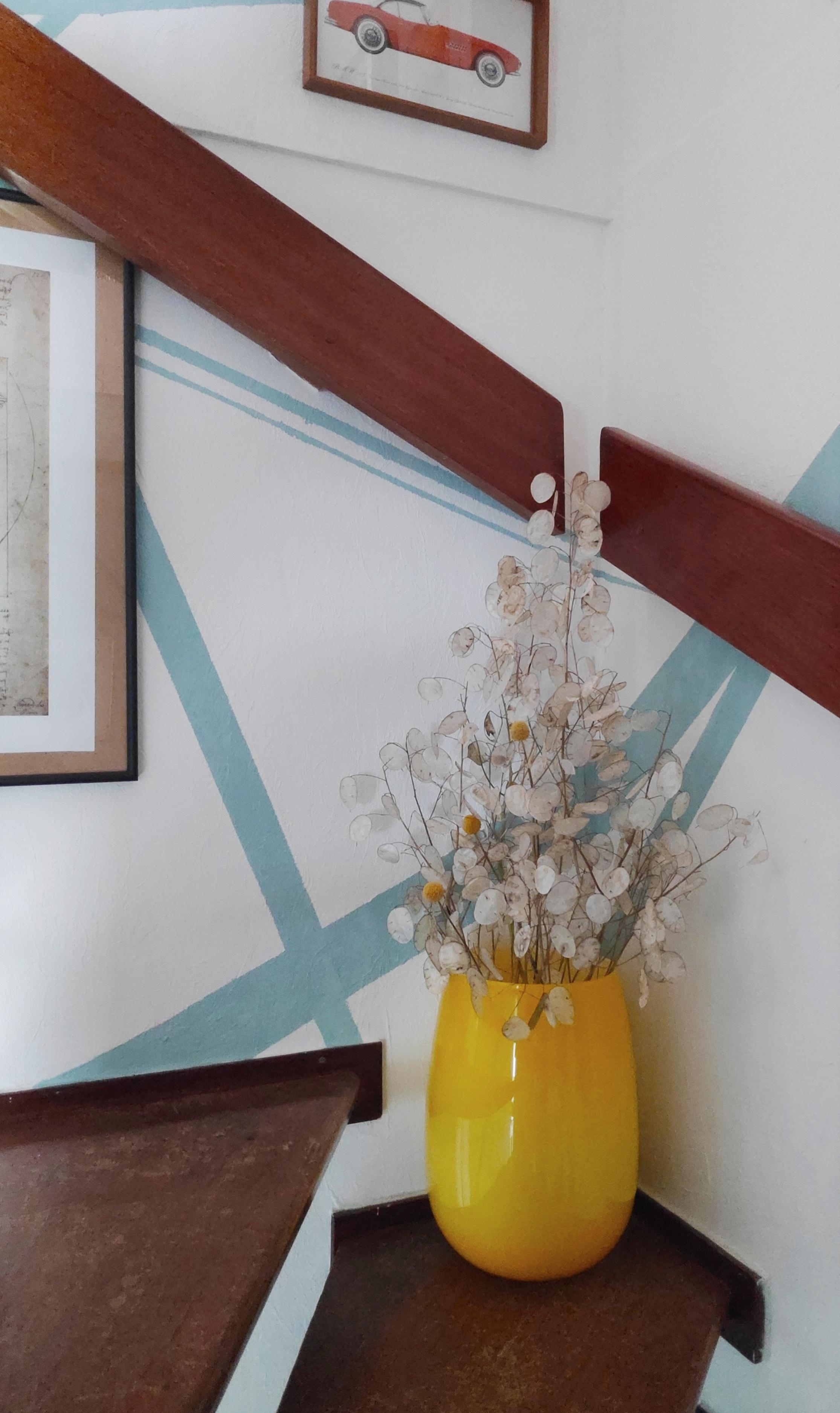 .Akzent in der Ecke auf der Treppe.
#Lunaria #Deko #Vase #Trockenblumen #Akzent #Kontrast #Farbspiel