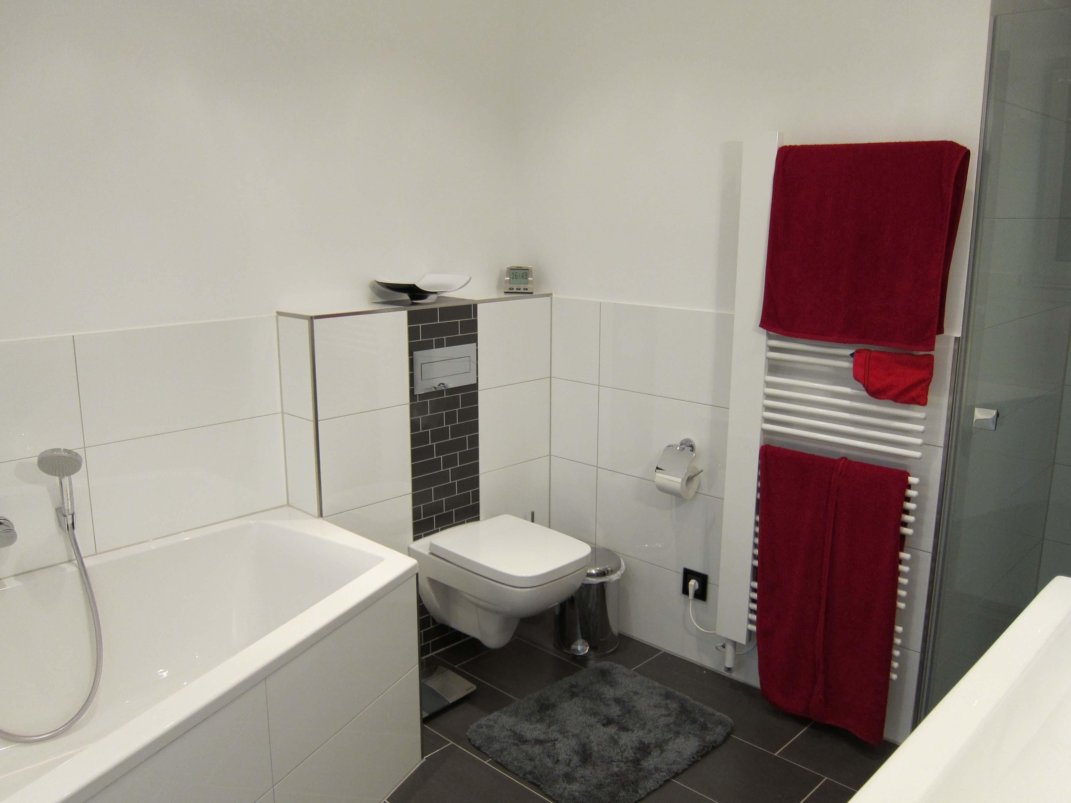 Akzentuierter WC-Bereich #badewanne #heizkörper ©HEIMWOHL GmbH