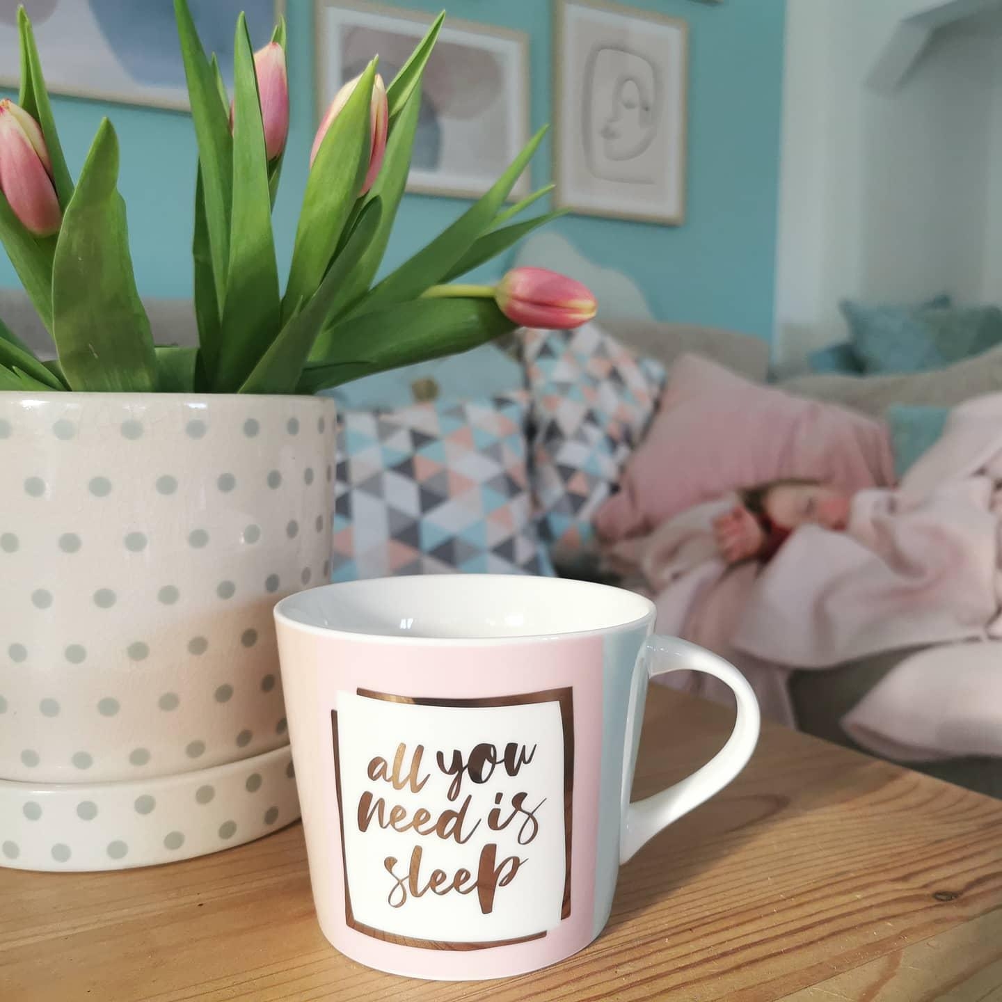 All you need is sleep... and happy colours. #bunt #pastell #frühling #spring #coffeelove #livingroom