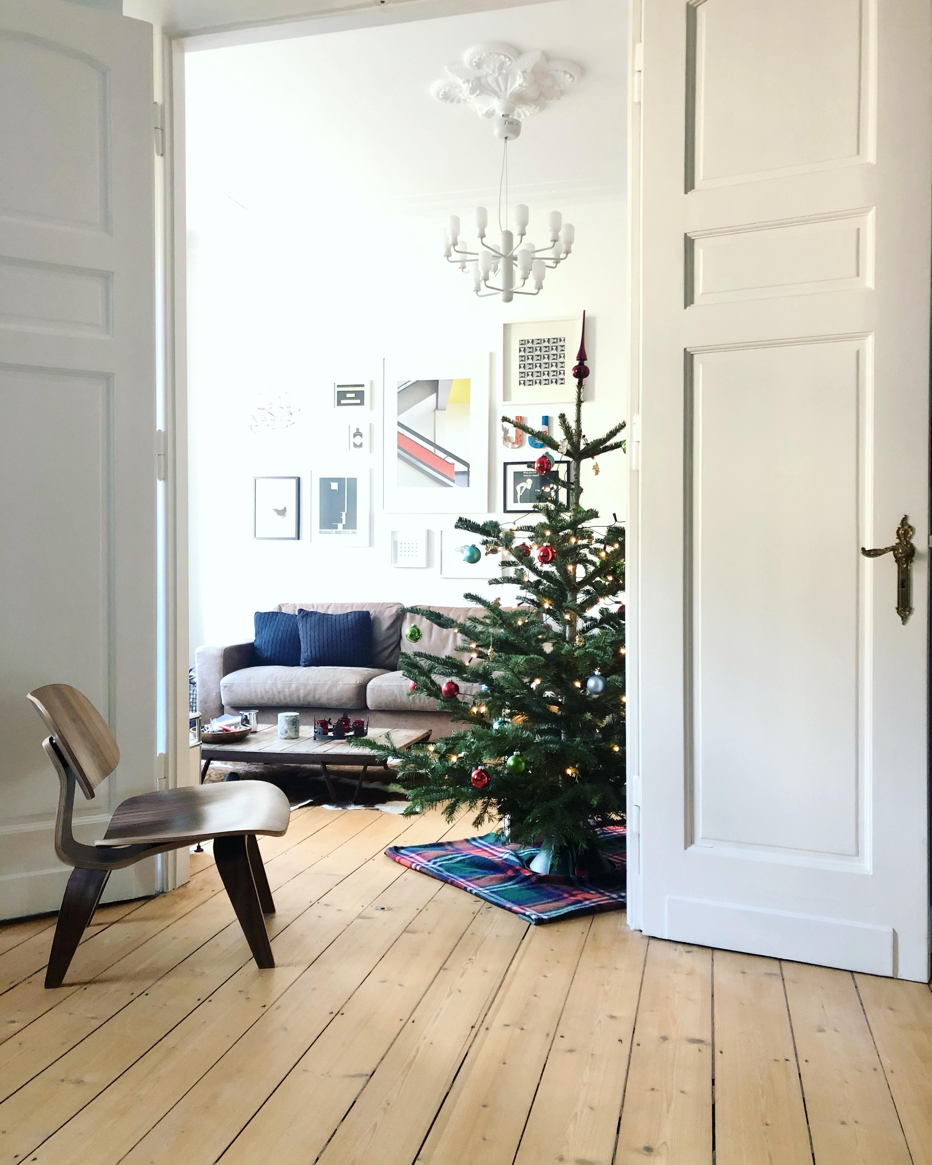 Alle Jahre wieder... Anders als die letzten Jahre, aber der #xmas spirit ist da 🤗 #weihnachtsbaum #altbau #wohnzimmer 
