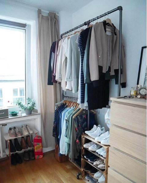 Alles an seinem Platz.
#schlafzimmer #kleiderstange #fashion #sneaker