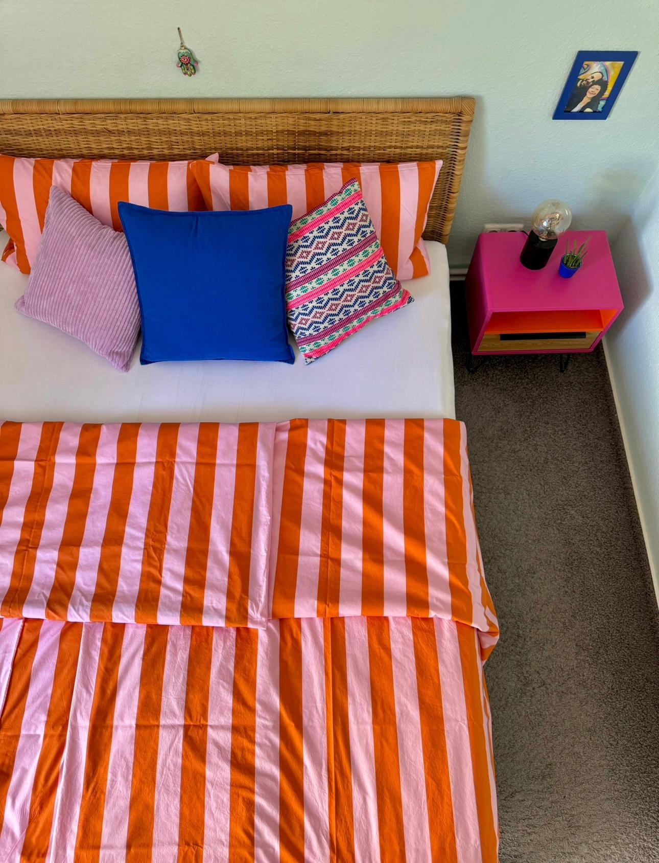 Alles neu macht der #Mai ..neue #Ikea #Bettwäsche und #Kissen #Bedroom #Schlafzimmer in #Sommerfarben #Diy #Nachttisch #Farbe machts..🩷🧡💙💜