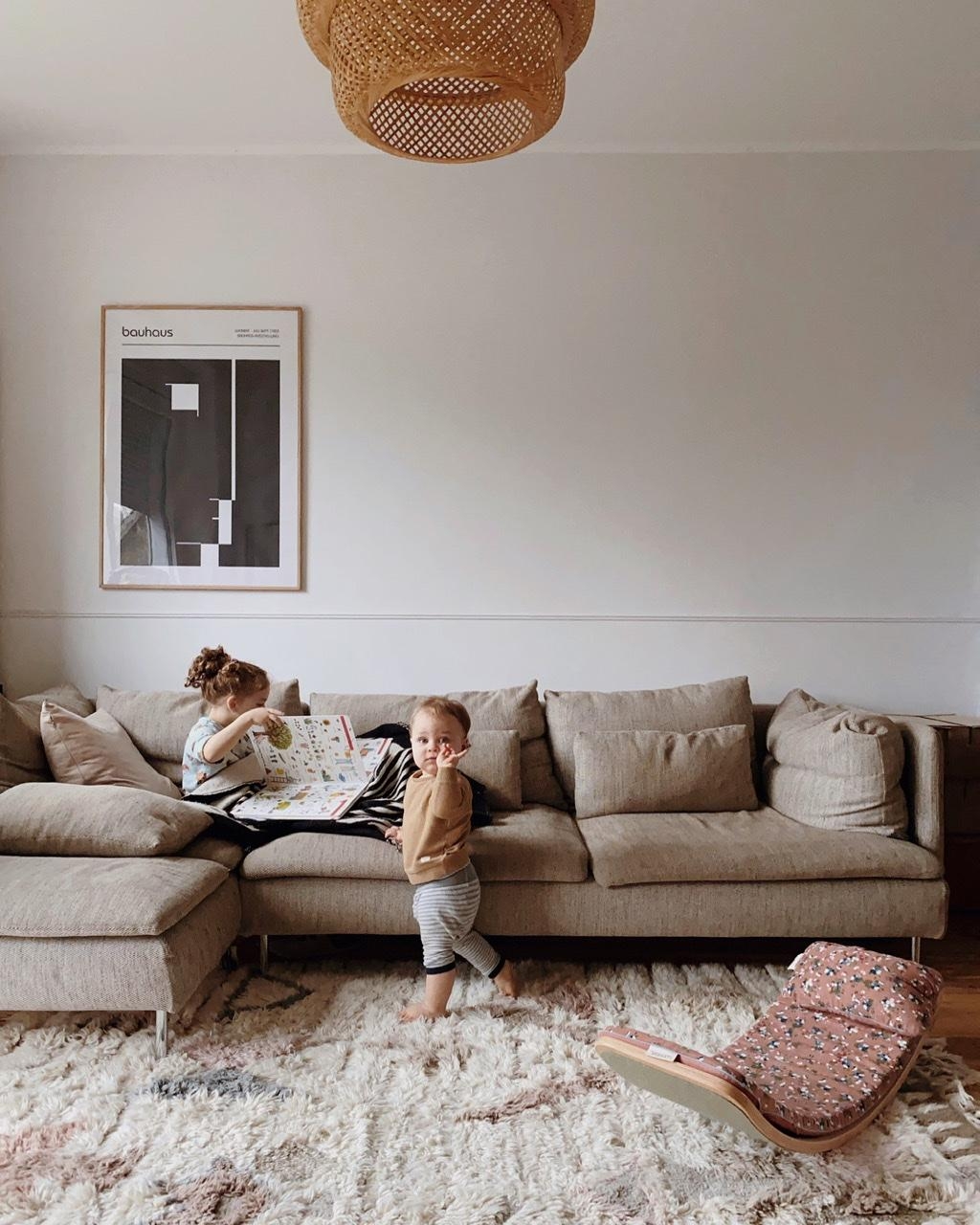 Alltag ☀️ 
#wohnzimmer #sofa #teppich #couch #lampe #poster #lebenmitkindern