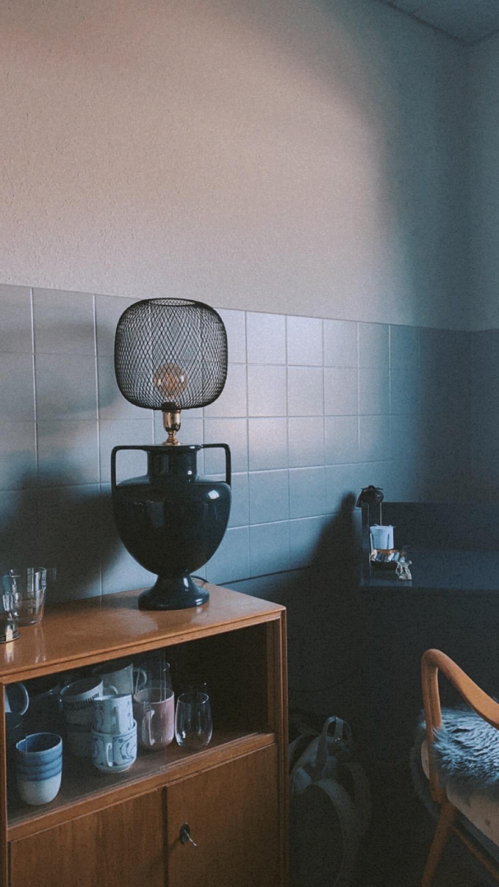 Alt & Neu: #Retro-Küchenschränkchen und selbst gebaute Lampe 