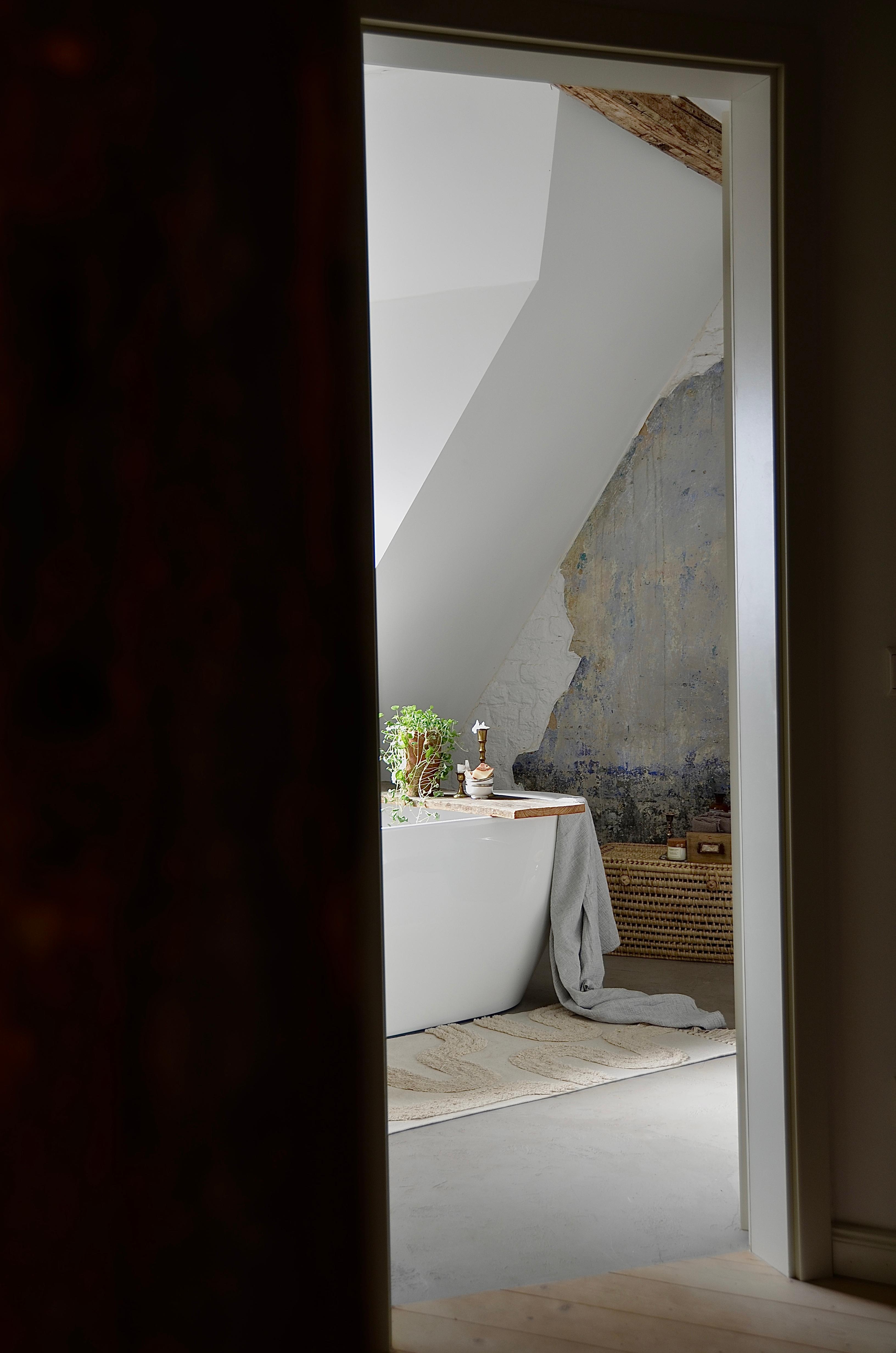 Altbau 🤍 #altbau #altbauliebe #badezimmer #altbaubad #alteshaus #vintagehome #vintagedeko #skandinavischwohnen #altewand #badewanne #betonboden #dielenboden