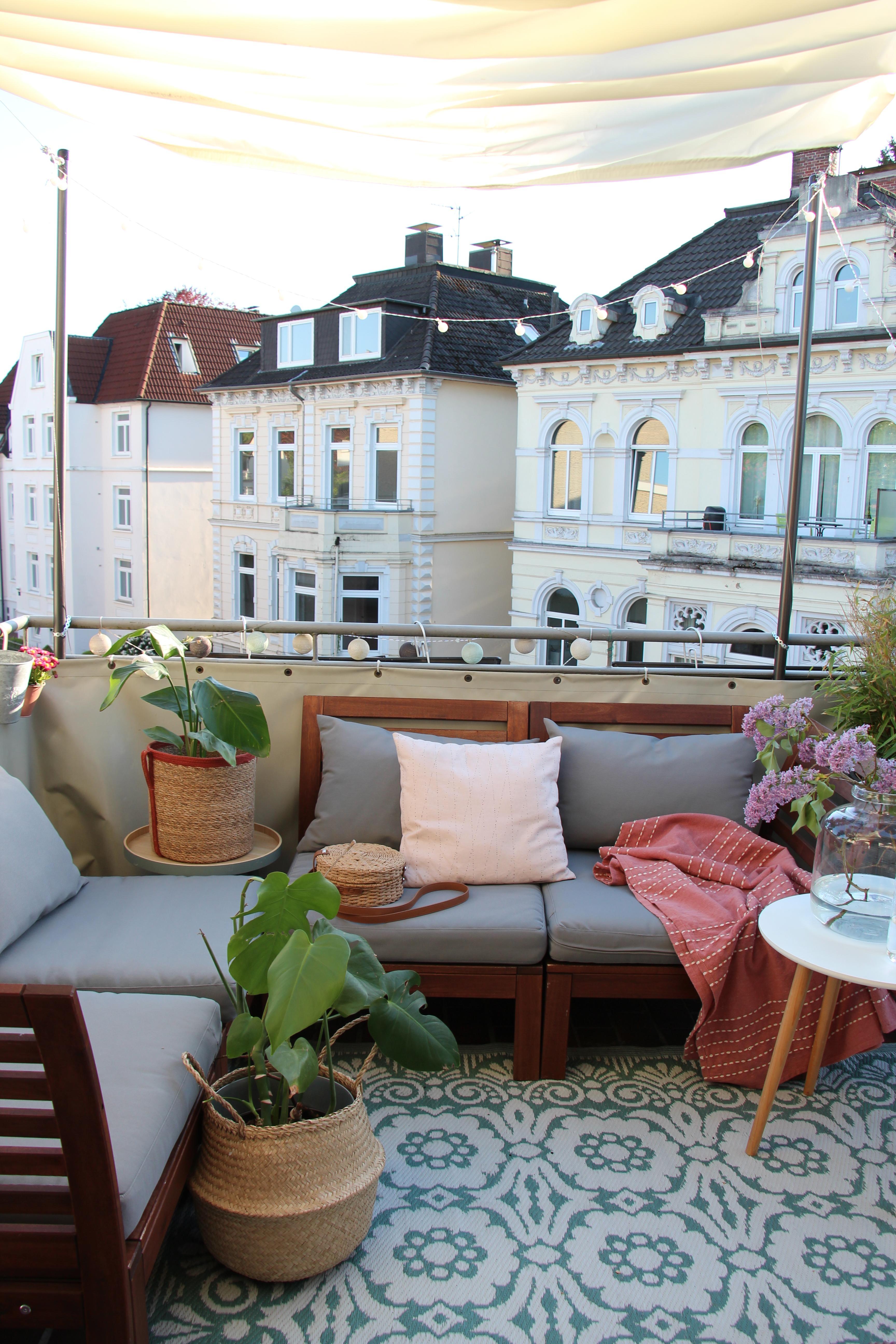 Altbau-Liebe vom Balkon aus #balkon #outdoor #zweitesWohnzimmer #altbau #altbauliebe #ikeaäpplarö #äpplarö #urbanjungle 