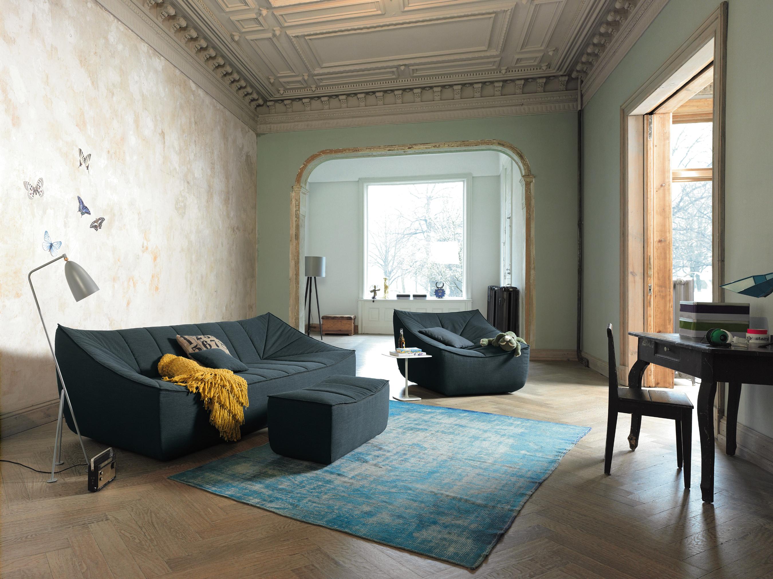 Altbau mit Designer-Sofa und -Sessel modern interpretiert #altbau #designermöbel #shabbychic #laminat #holzschreibtisch ©COR Sitzmöbek, Designer: Jörg Boner
