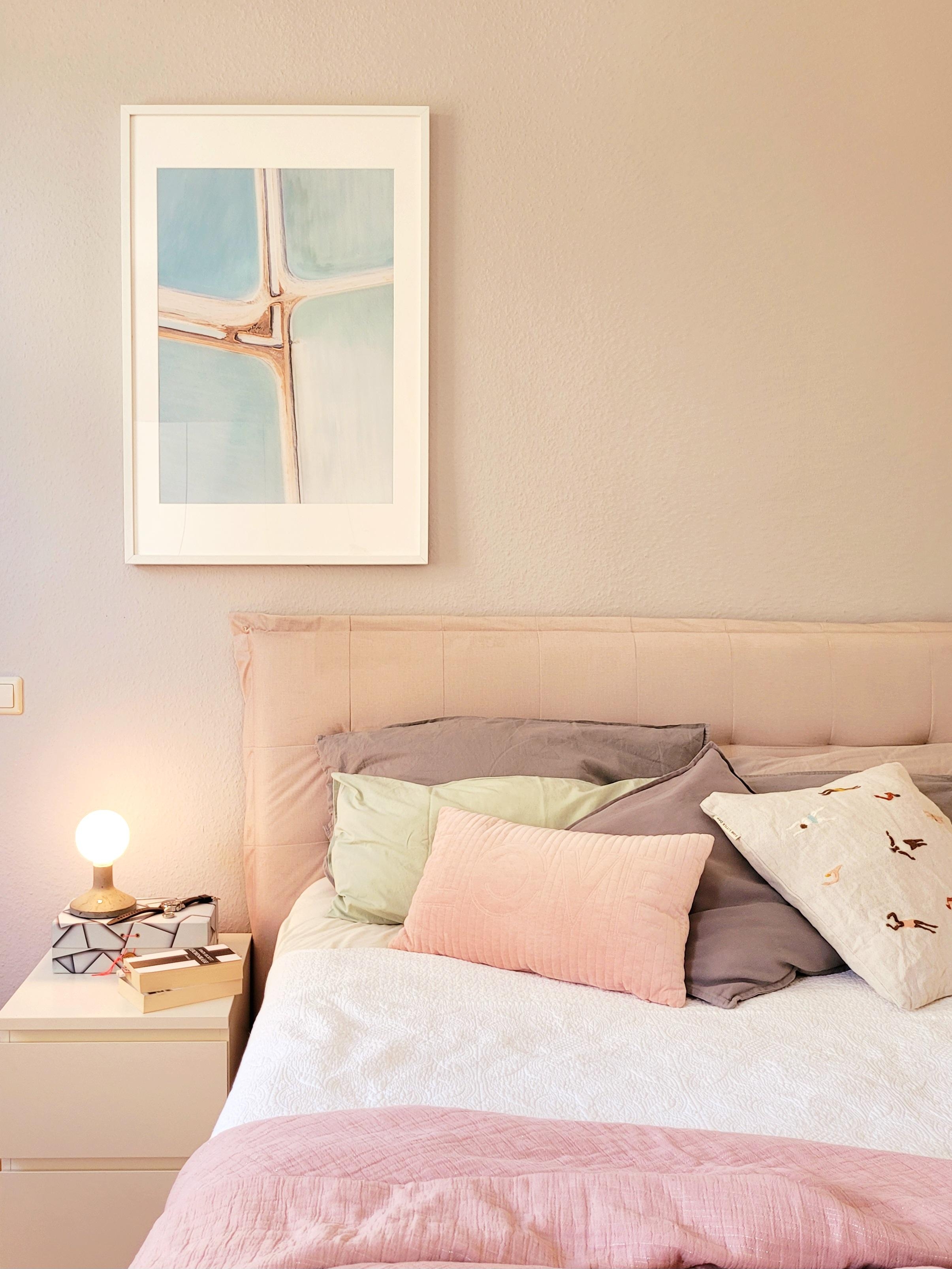 #Altbau #Schlafzimmer #Pastellfarben #Bild #Kissen
#gemütlich #Lampe #Nachttisch #ikea 