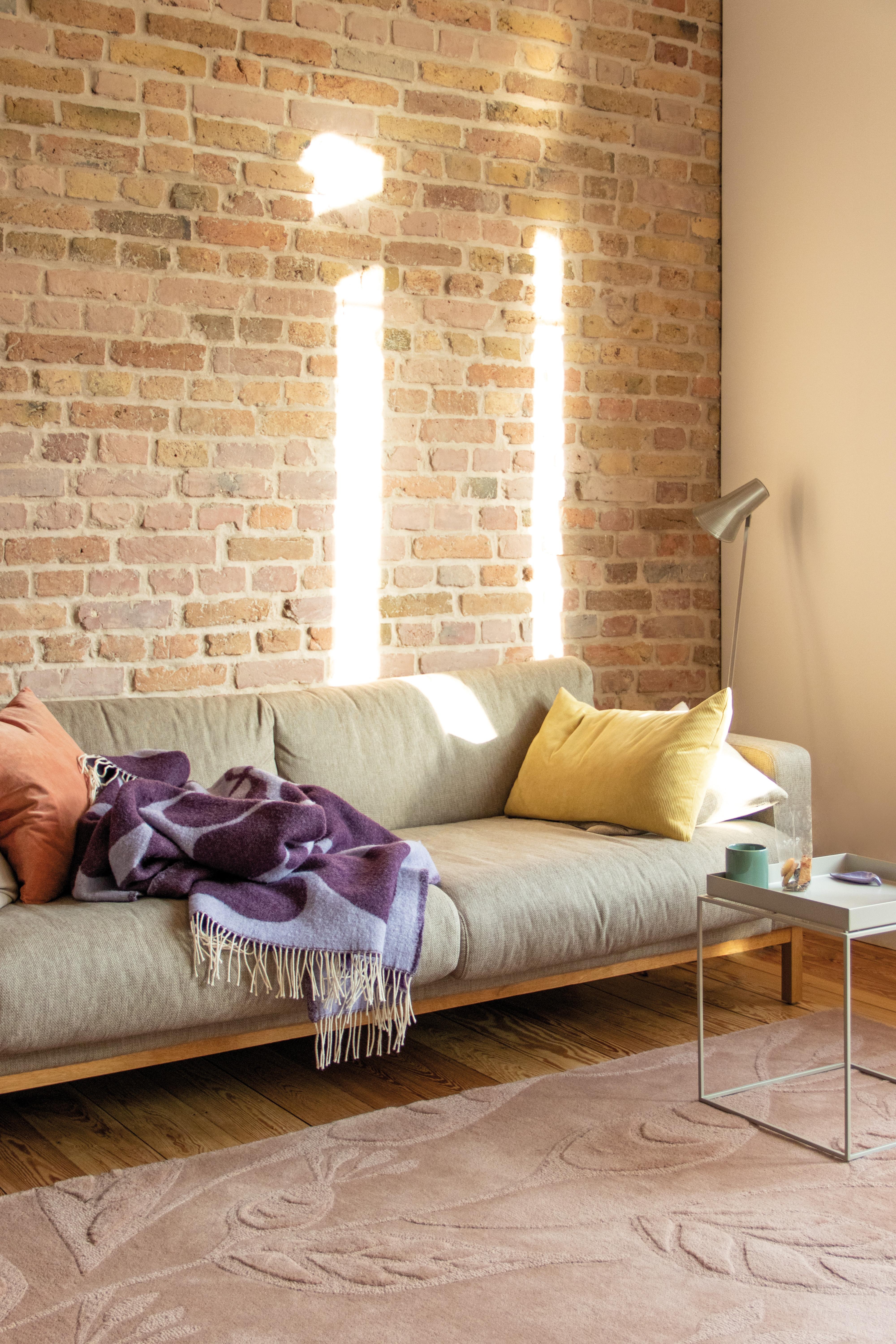 #Altbau #Wohnzimmer #Pastell #Sofa #Gemütlich #Couchmoment #Couchstyle #Couchliebt #Decke #BrickWall #Rosa #Gelb