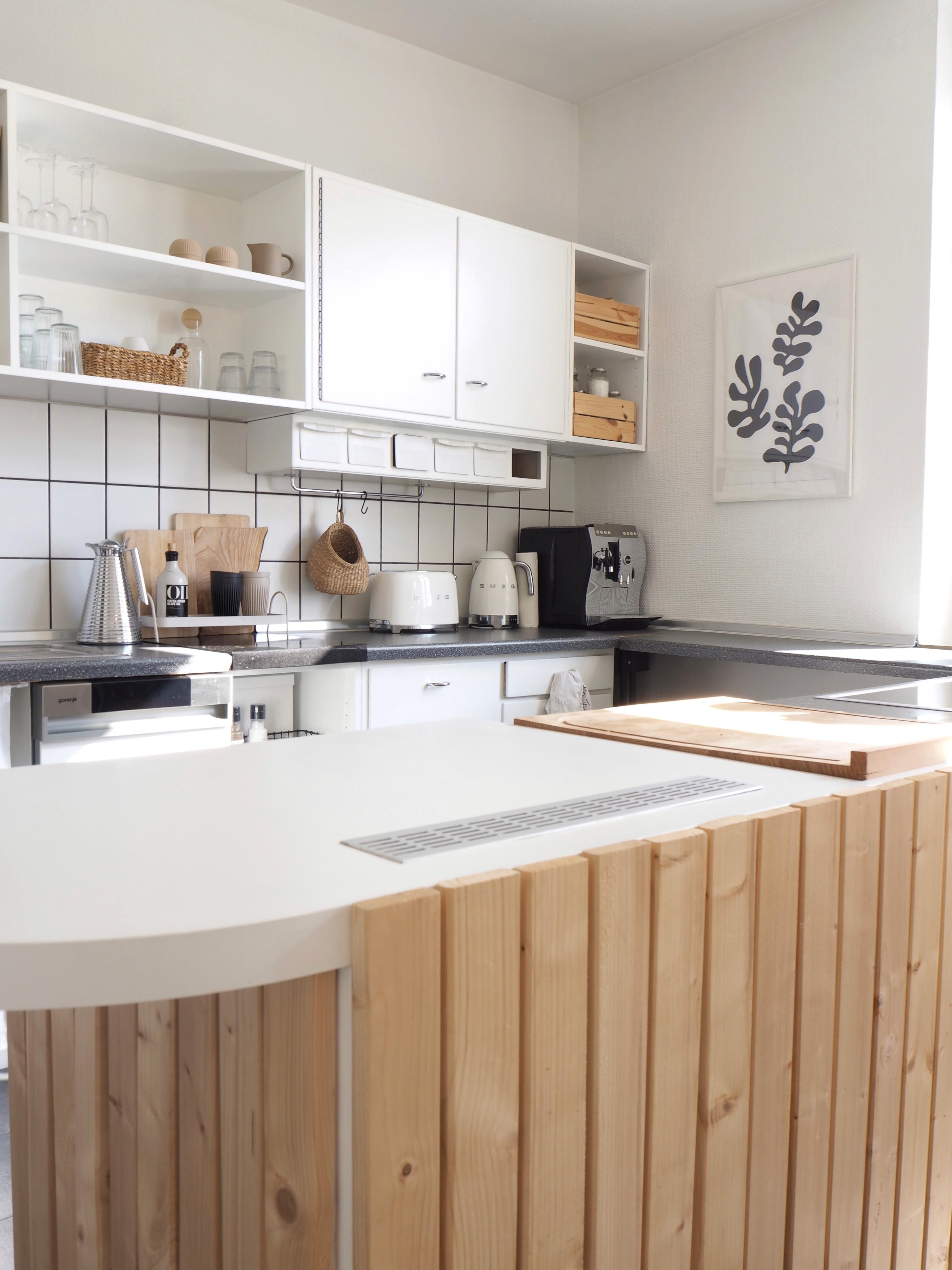 Altbauküche 🤍 #küche #altbau #makeover #holz #diy #naturaldesign #smeg #weiss #whiteliving #kitchen #kochen 