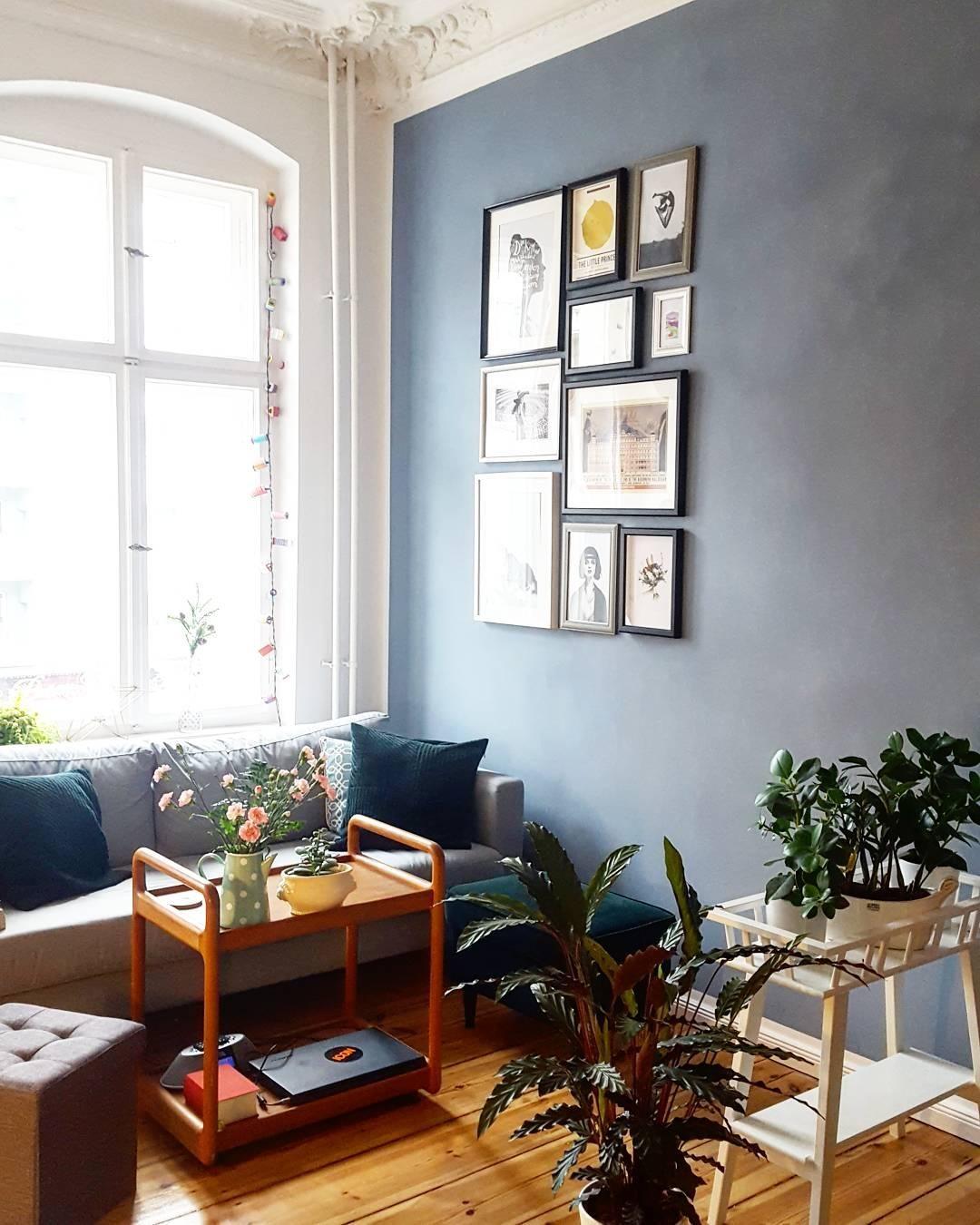 #altbauliebe #blauewand #bilderwand #couch #indoorgarden #hygge #cozy