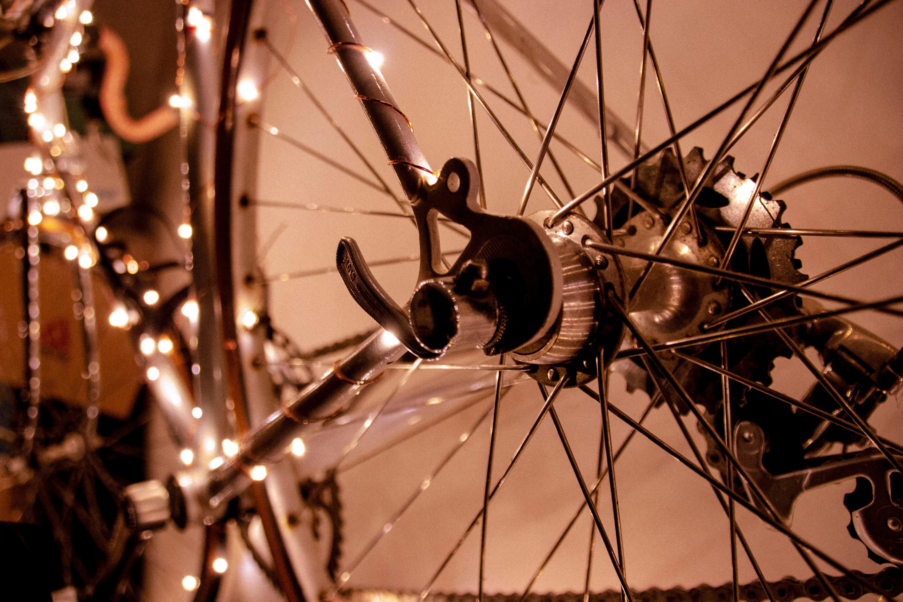 Alte aussortierte Fahrräder sind an der Wand montiert echte Hingucker #bikelike