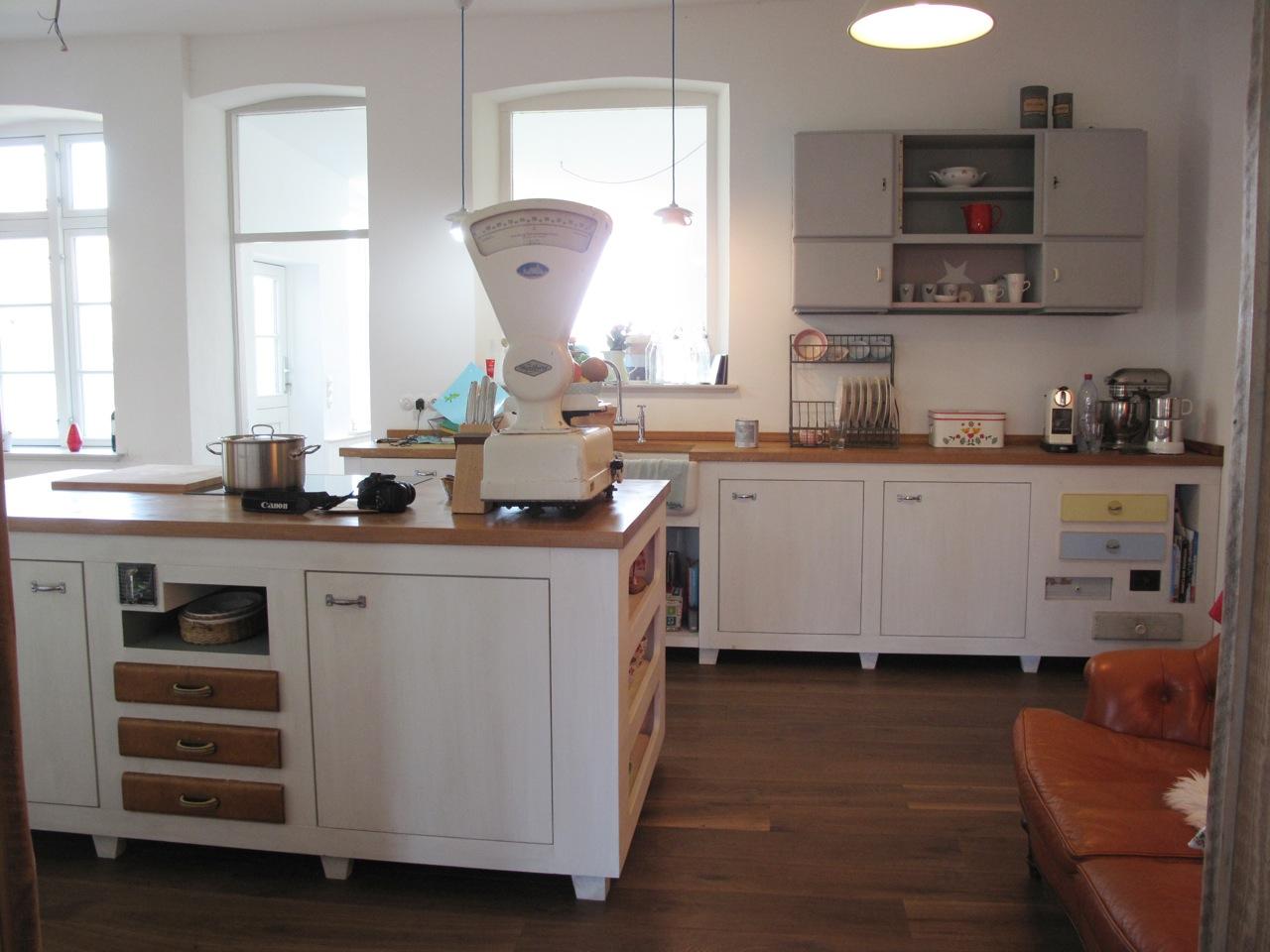 alte Küchenwaage #weißeküche #kücheninsel #weißerküchenschrank #weißekücheninsel ©www.scoutforlocation.de