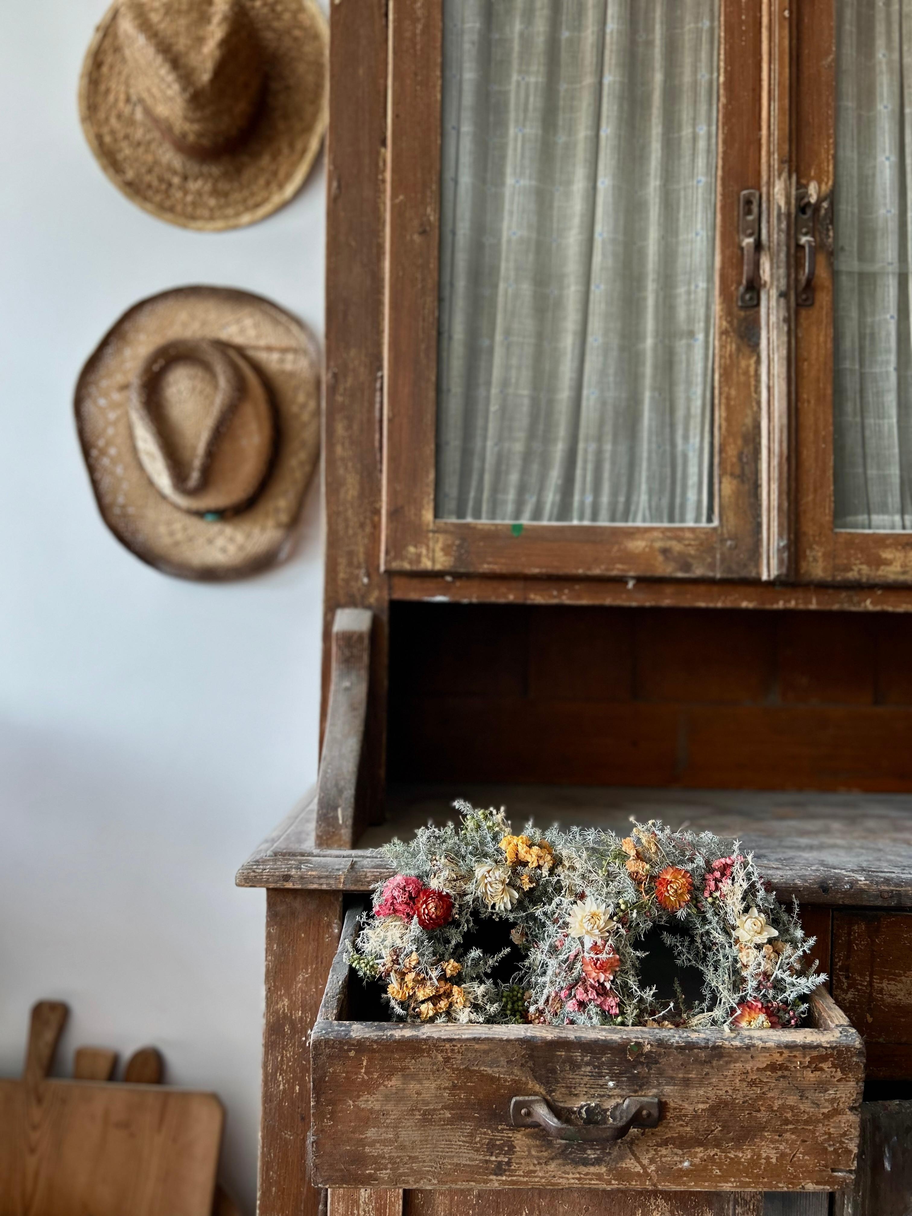 Alte Schätze 💛 #alteshaus #küchenschrank #vintage #altbau #altbauliebe #kranzliebe #trockenblumenkranz #vinatgedeko