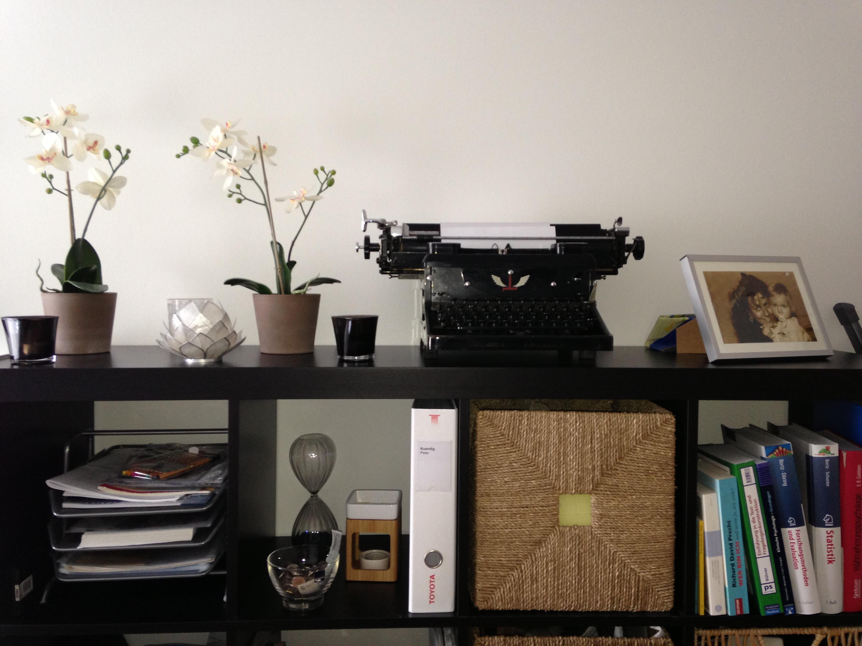 Alte Schreibmaschine #regal ©Julia Singer