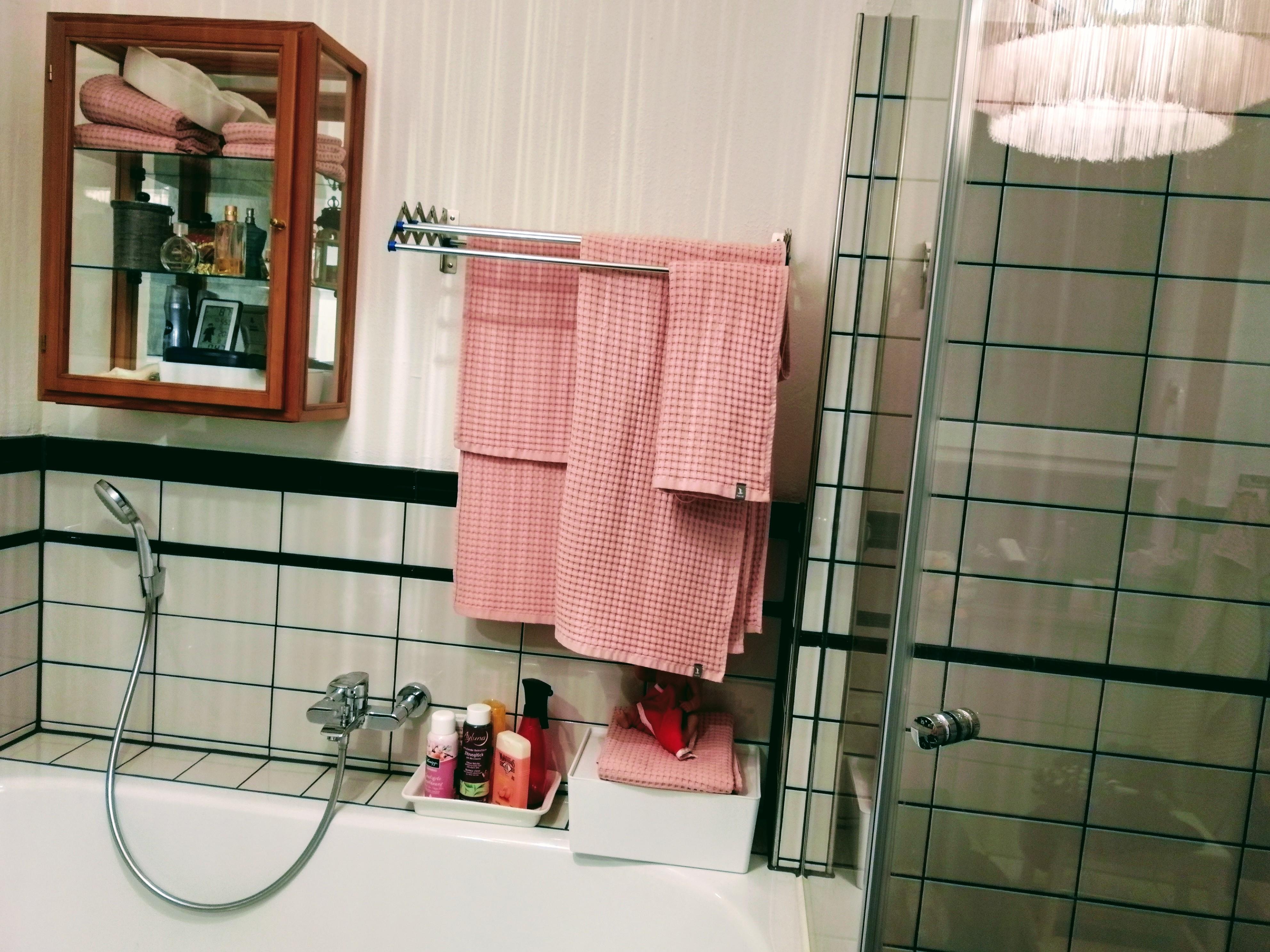 Alter #hängeschrank im #badezimmer... #badezimmerdeko #handtücher #vitrine #vintage #fliesen 