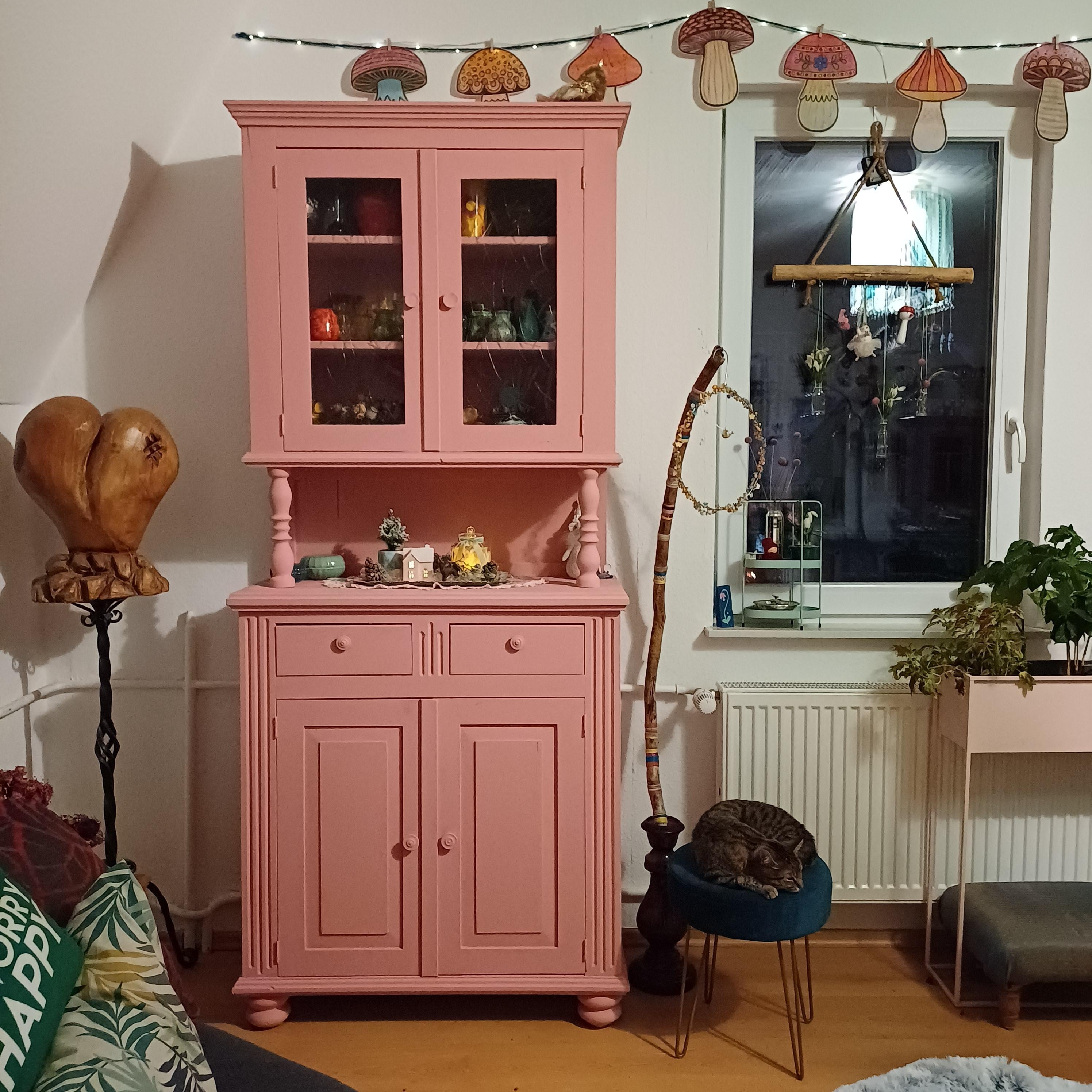 alter #Schrank im neuen Look 🩷 #rosa #Möbelstreichen #Wohnzimmerschrank #Wohnzimmer #makeover