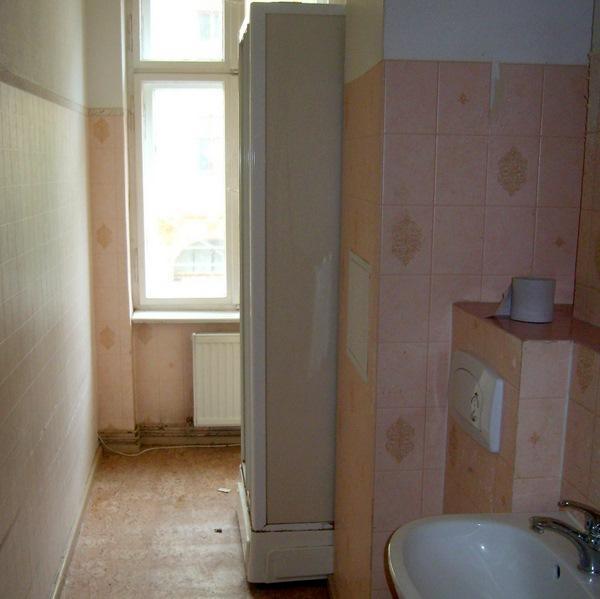 altes Badezimmer bevor ich die Trennwand weg gerissen habe - nur 1,22 m breit 