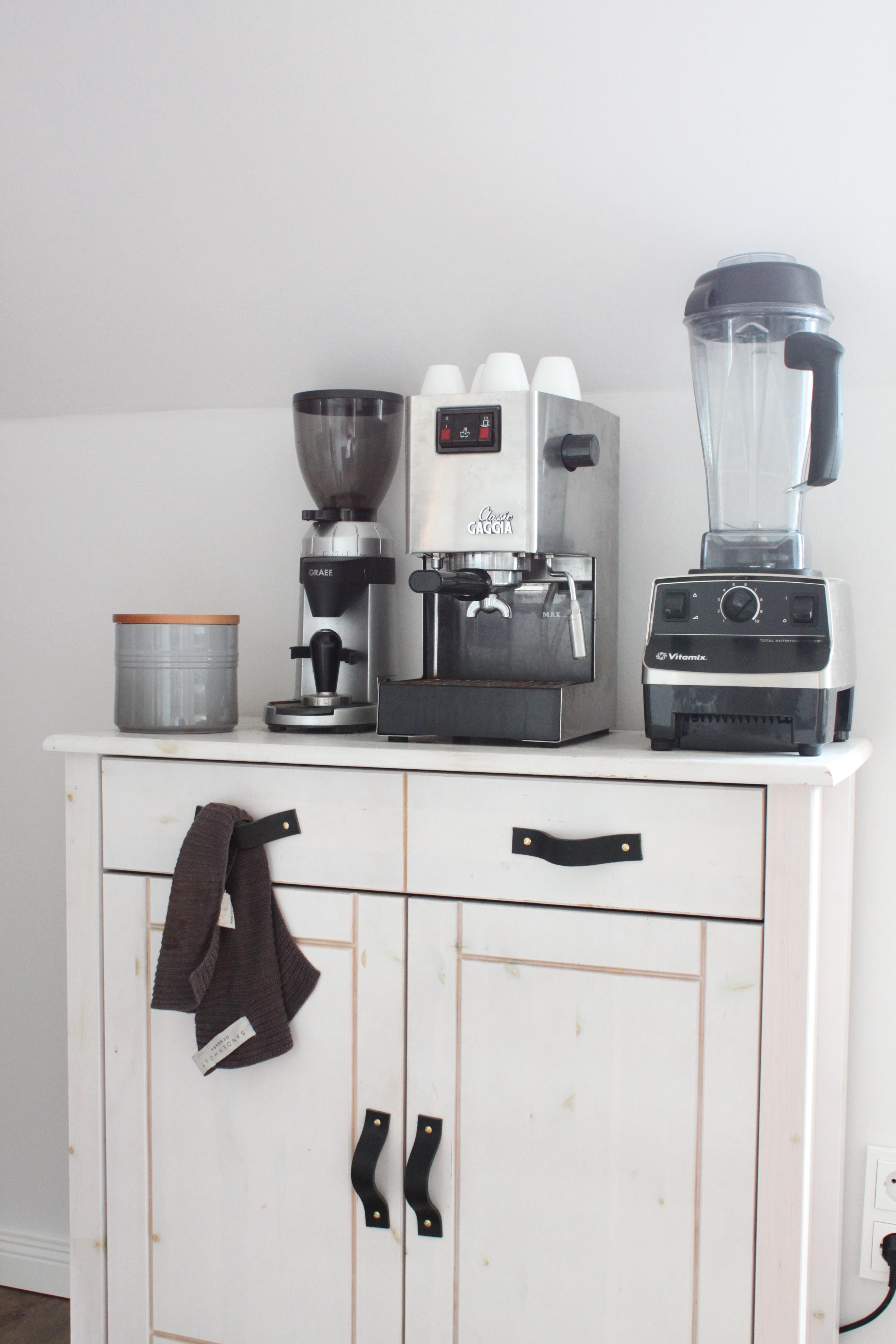 Altes Kaffee-Schränkchen mit selbstgemachten Ledergriffen. #DIY#kaffee#barista#küche#lecruset