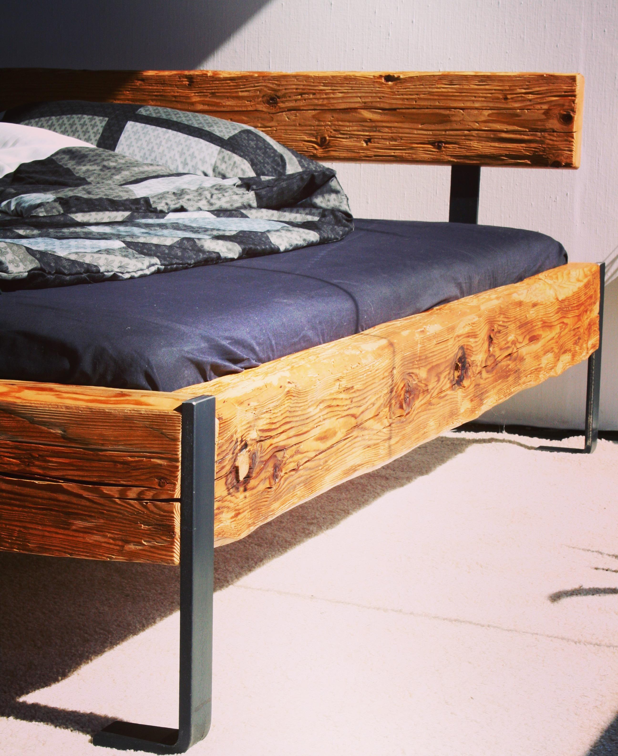 Altholzbett mit Füßen aus Rohstahl 🖤 #Altholz #Bett #Schlafzimmer #living #woodesign 