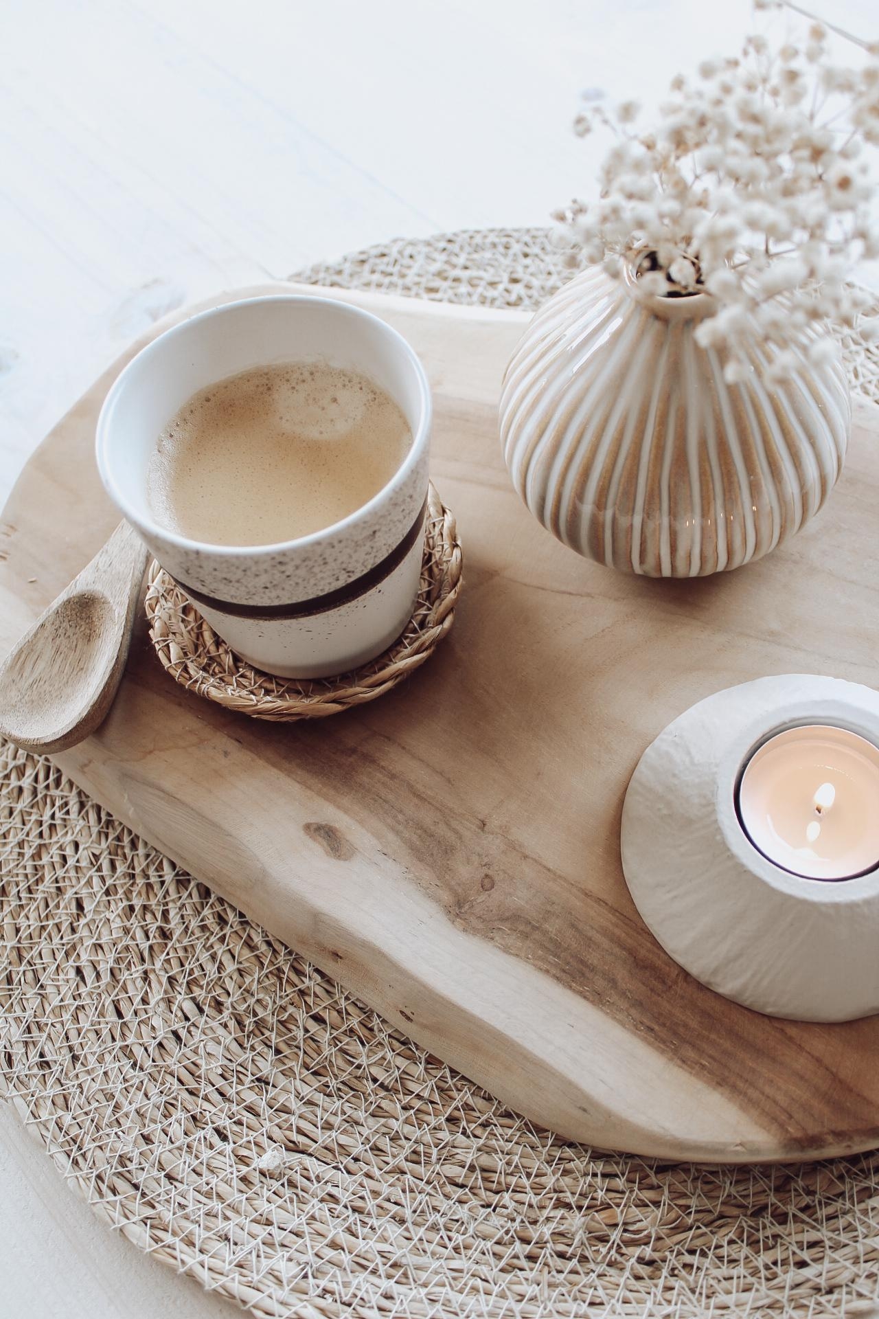 Always welcome a new day with a smile, a monday with a slowly coffee. It set the tone of the day 🤍 #coffeetable #coffeetime #oatmilkclub #interiorfalldesign