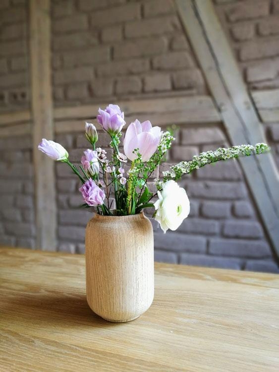 Am 12. Mai ist #Muttertag! Mit der #Holzvase POPPY setzt ihr eure Blumen gekonnt in Szene ©applicata