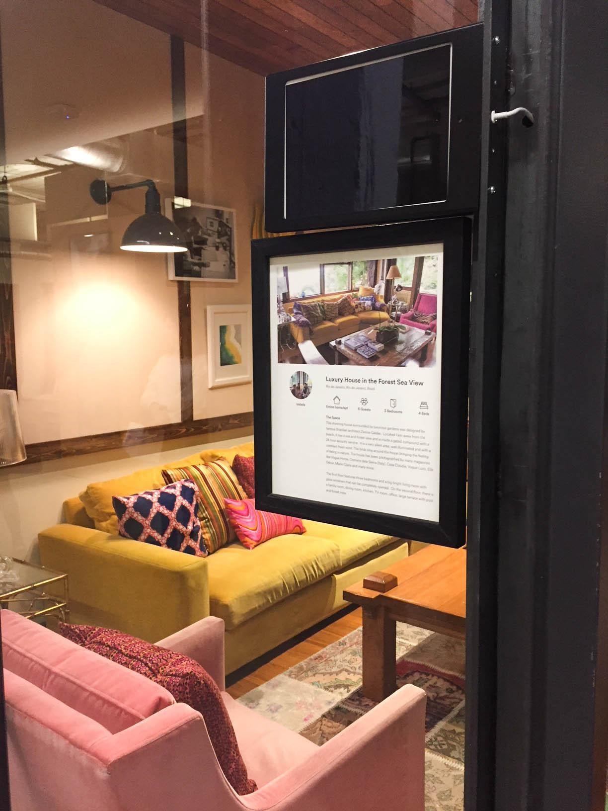 Am Eingang hängt immer ein Foto der echten Wohnung.
#airbnb #konferenzräume