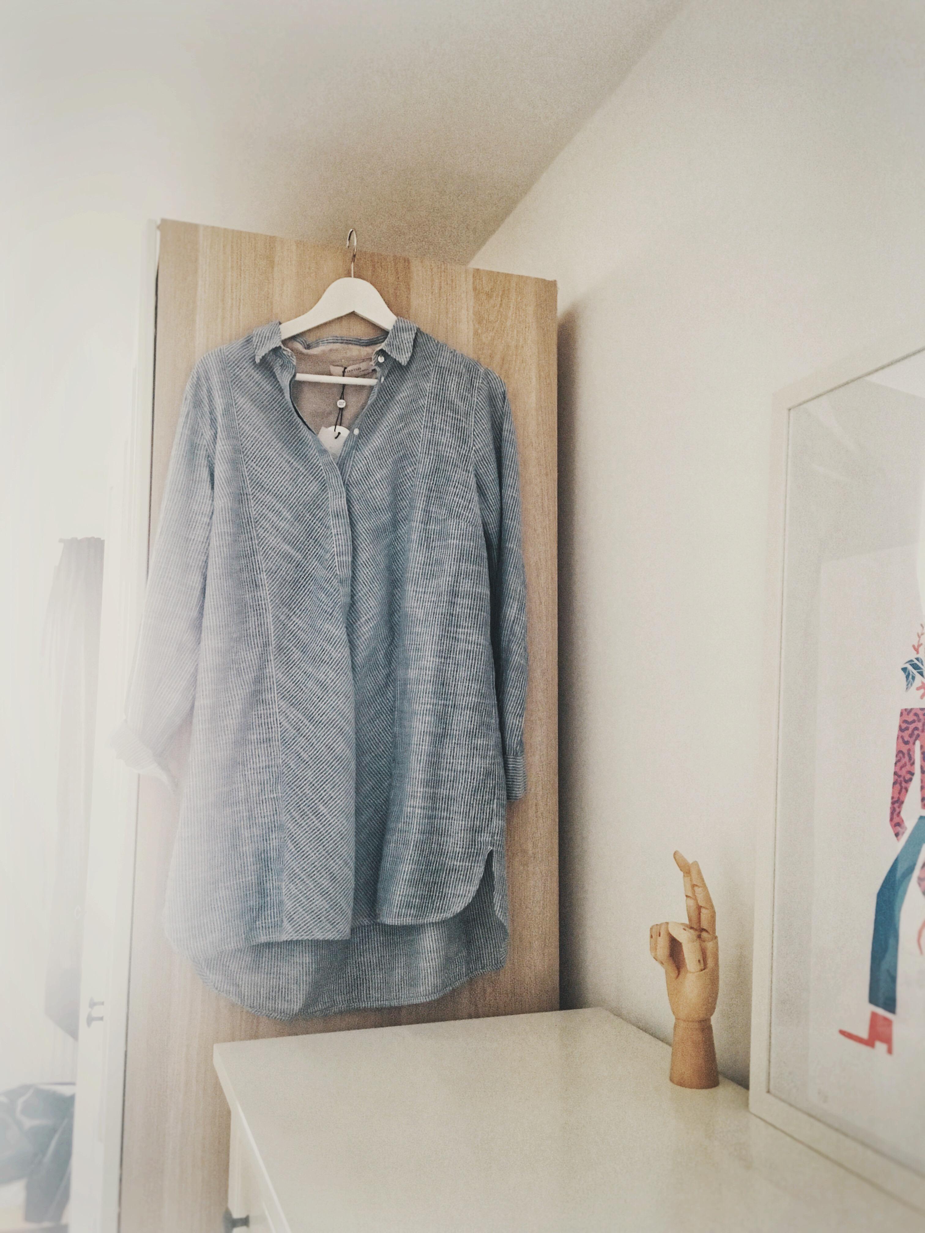 Am Schrank aufgehängt wird das Blusenkleid sofort zum Highlight #schlafzimmer 