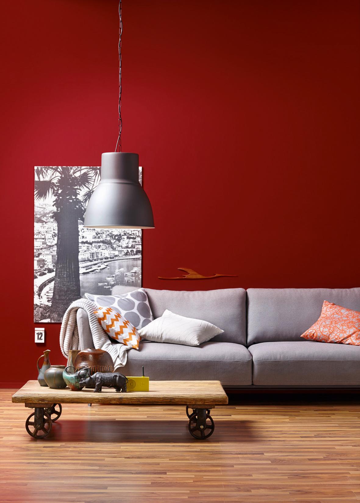 Amarena, SCHÖNER WOHNEN-Trendfarbe #wandfarbe #sofa #lampe #tisch #rotewandfarbe #schönerwohnenfarberot