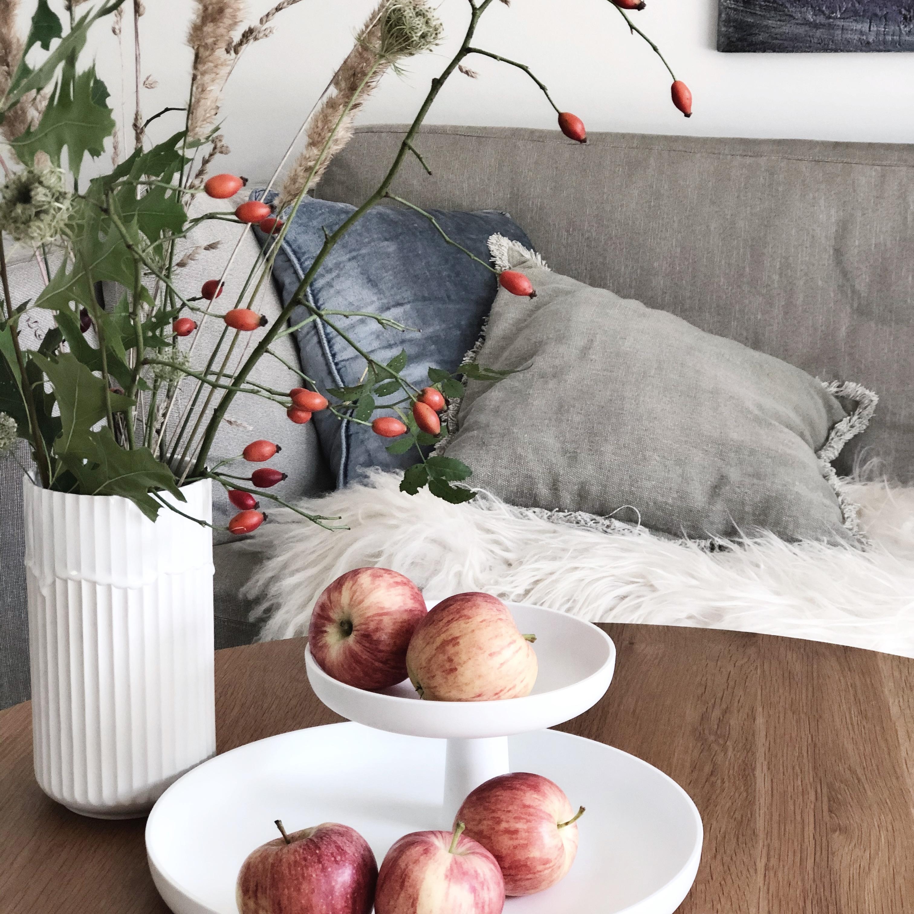 An Apple a day... ❤️🍎
#wohnzimmer #cozy #sofa #beistelltisch