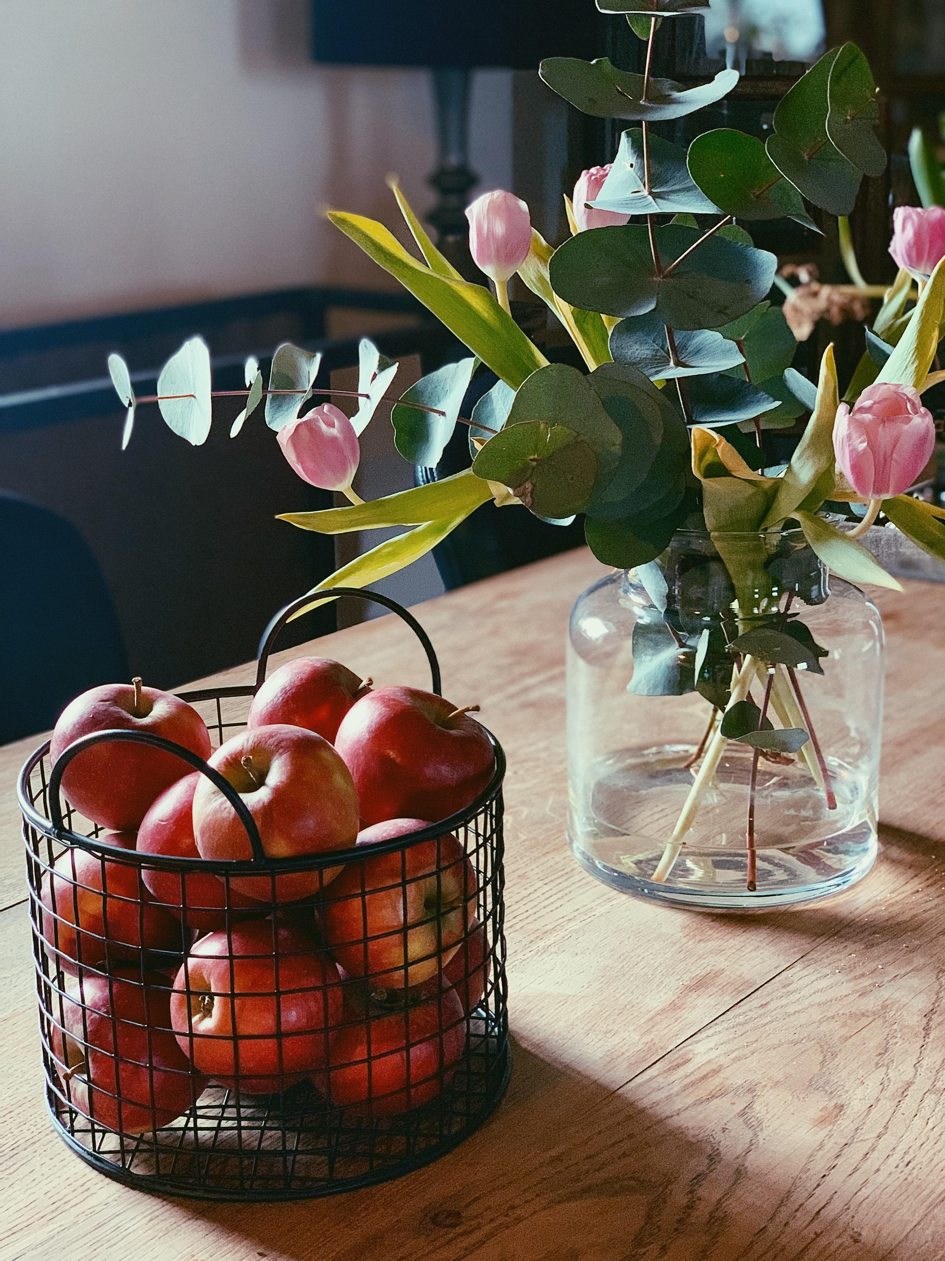 An apple a day keeps the doctor away! 🍎 #äpfel #livingroom #eukalyptus #flowers #esszimmer #drahtkorb