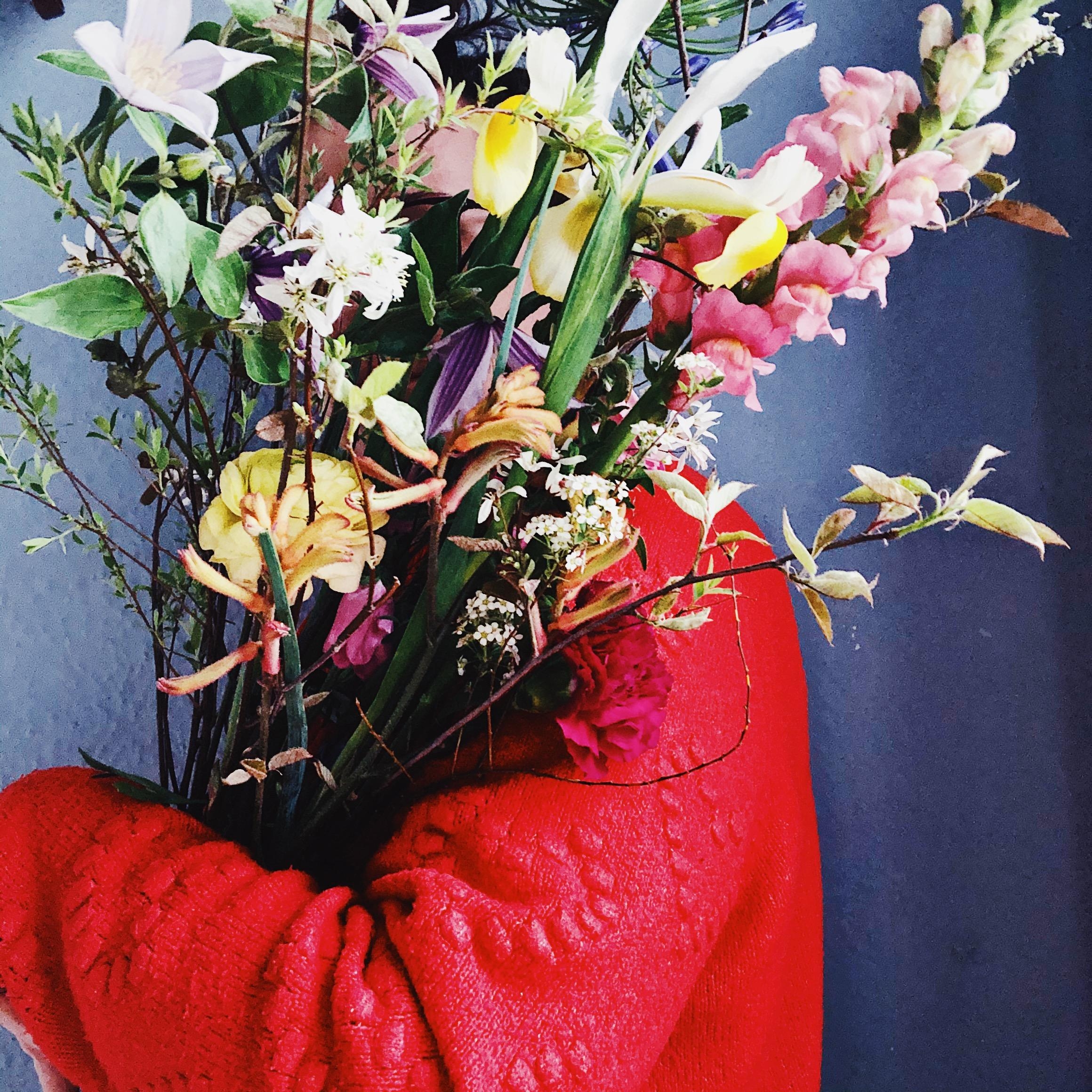 An arm full of flowers 🌺 
#detailverliebt #Blumen #Blumenliebe