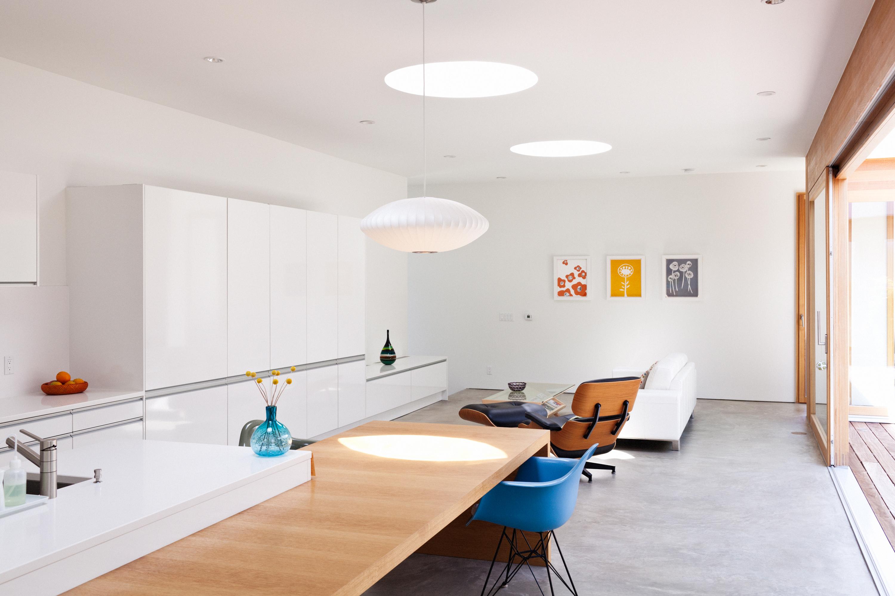 An Kücheninsel angebauter Tisch #betonboden #weißekücheninsel ©Leicht Küchen