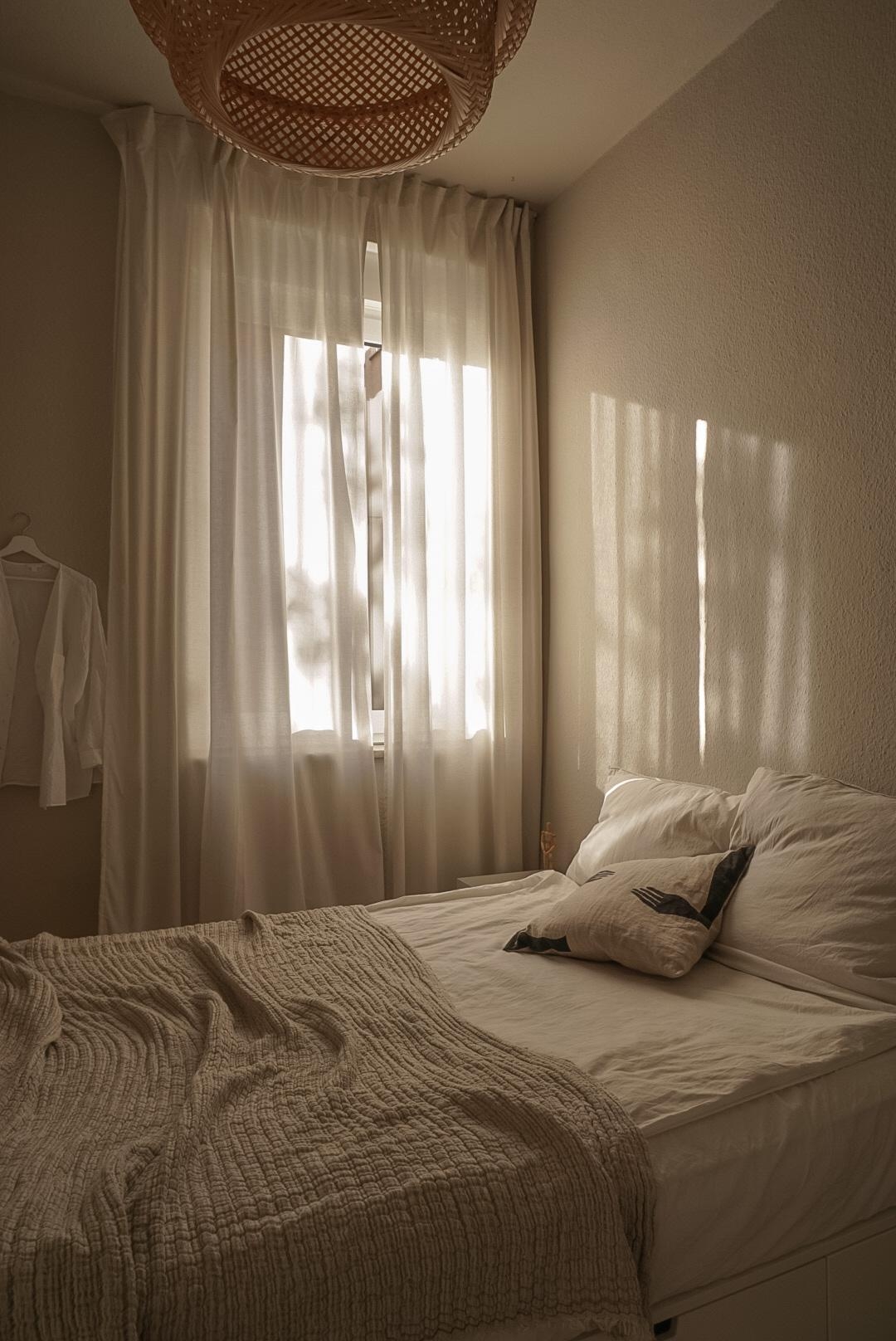 An so einem Tag möchte man diesen am liebsten komplett im #Bett verbringen. 
#schlafzimmer #lichtspiel #bedroom