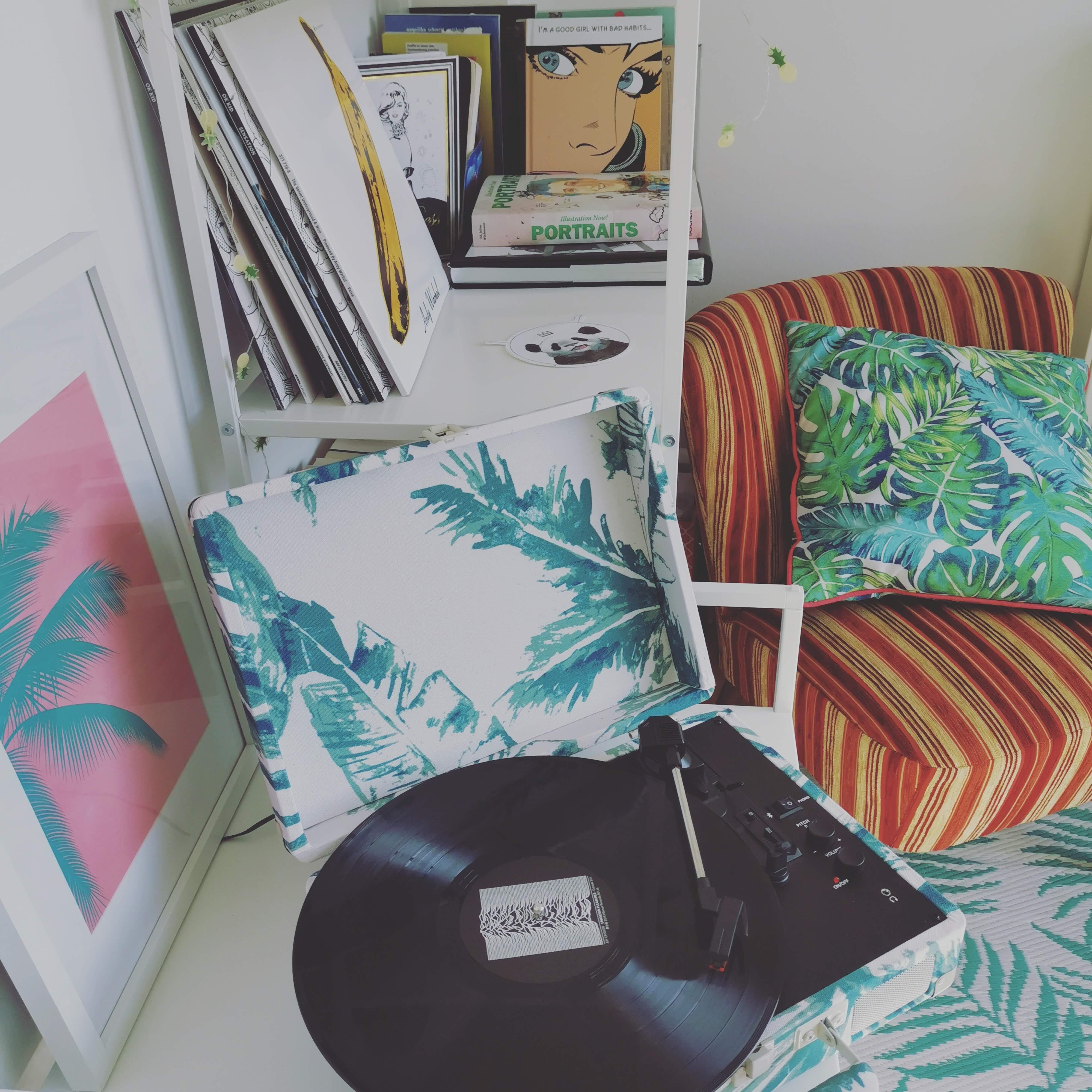 Andere Leute brauchen eine Essecke ich eine Musik- und Leseecke #popofcolour #popart #vinyl #palmenprint #tropical
