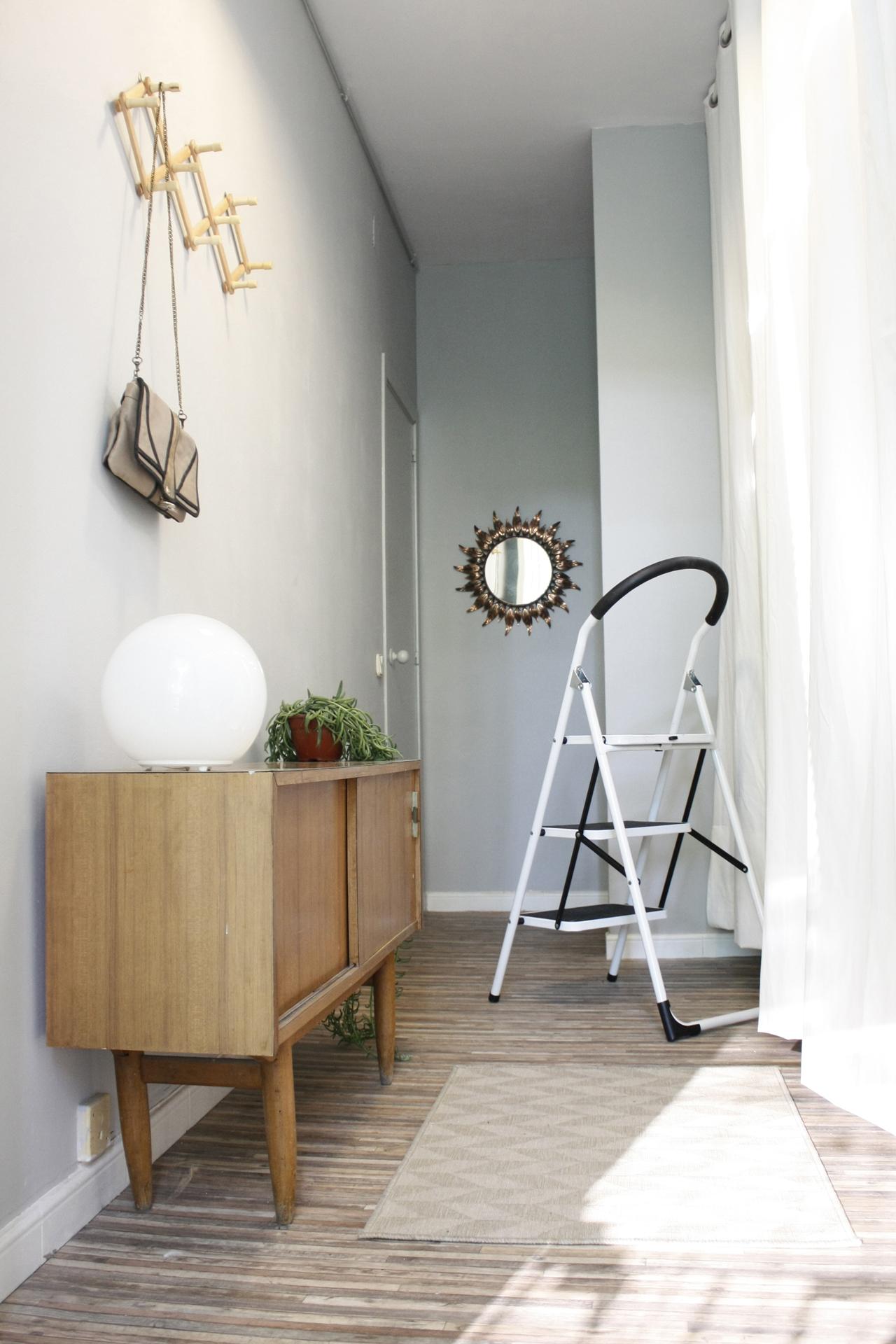 Ankleidezimmer #holzgarderobe #spiegelsonne #flurschrank #fluraccessoire ©Victoria Aragonés / Innenarchitektur