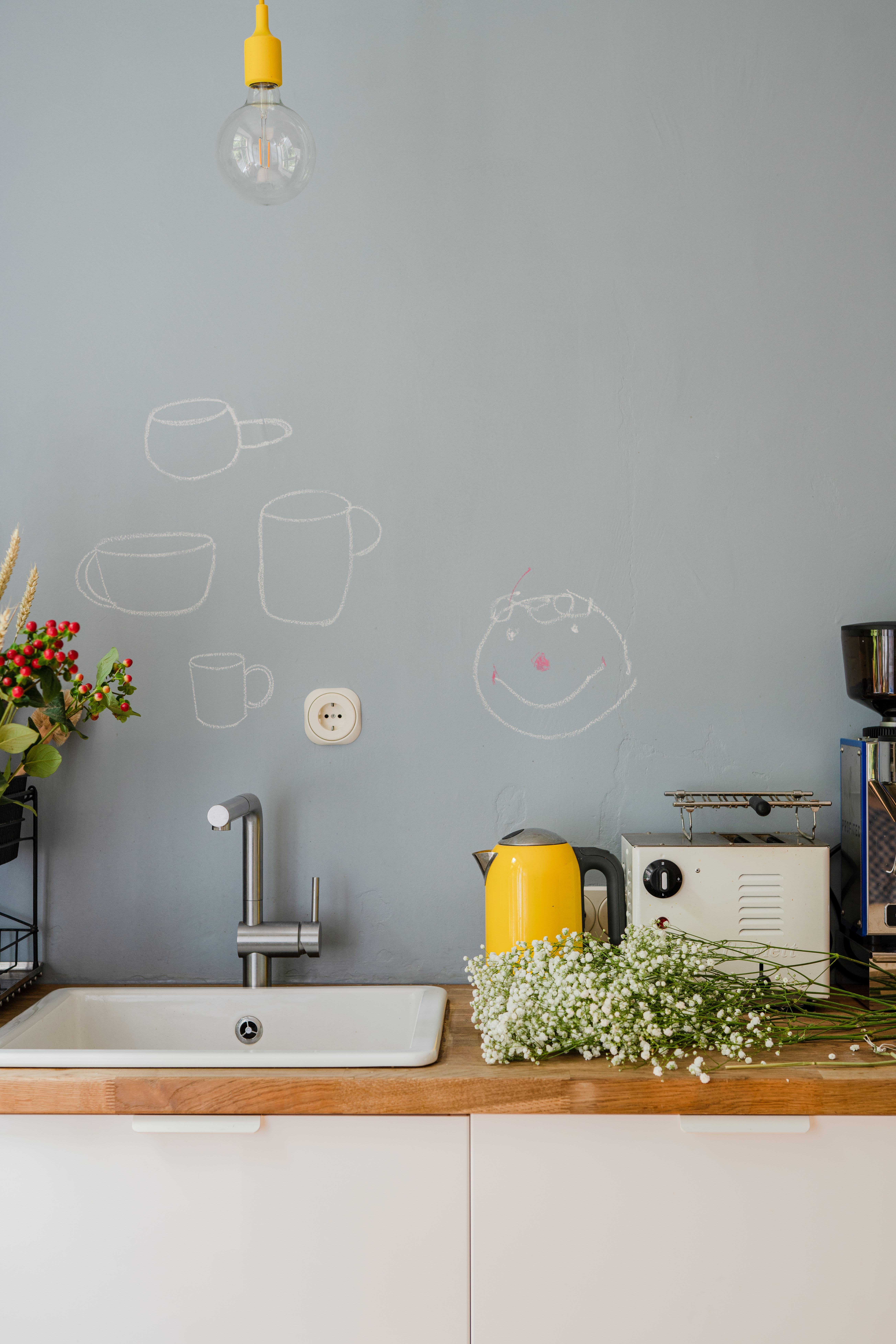 Anmalen erlaubt: Die blaugraue Küchenwand wurde mit transparenter Tafelfarbe beschichtet. #homestorydonnerstagsonntag
